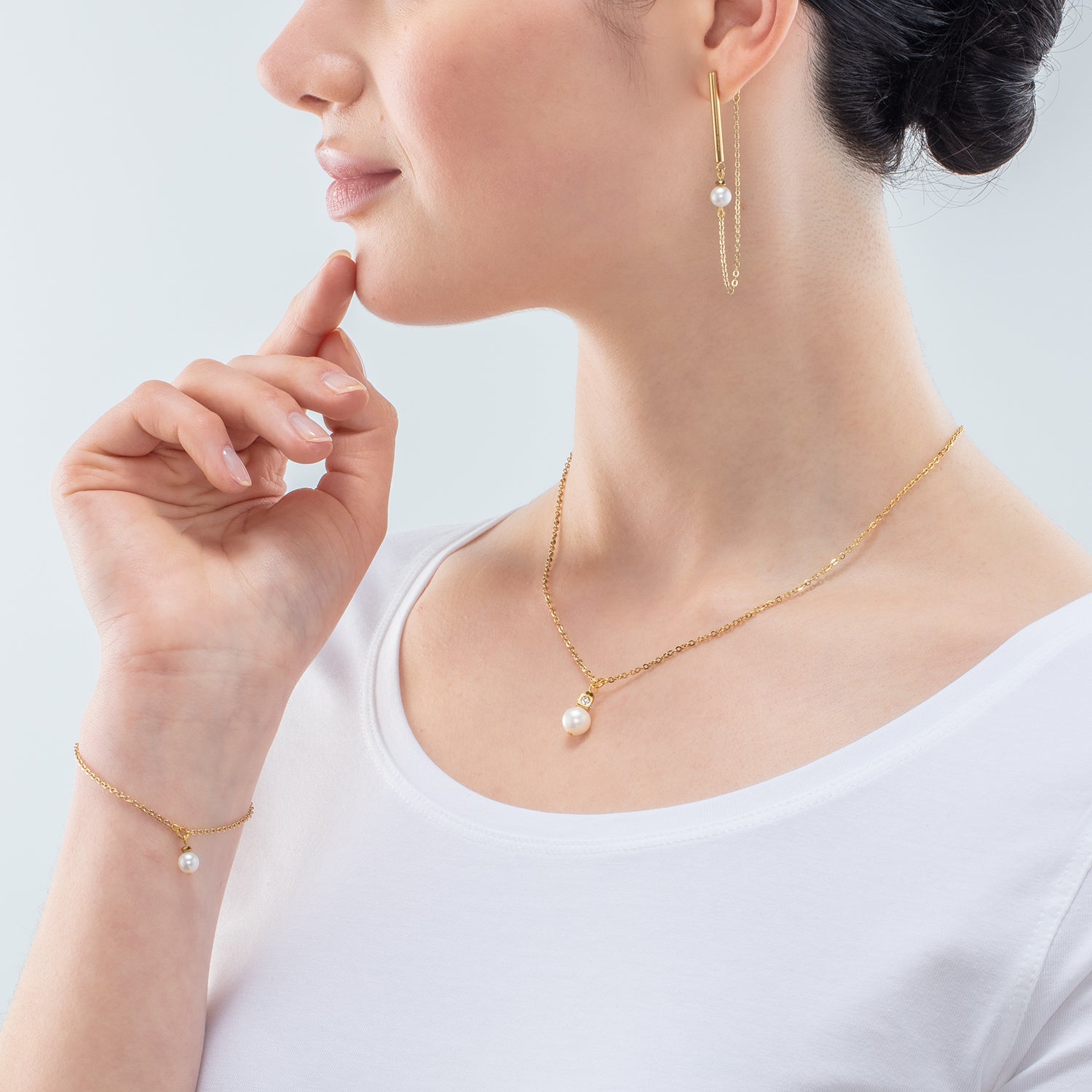 Halskette Solitaire Süßwasserperle gold von COEUR DE LION – am Modell getragen