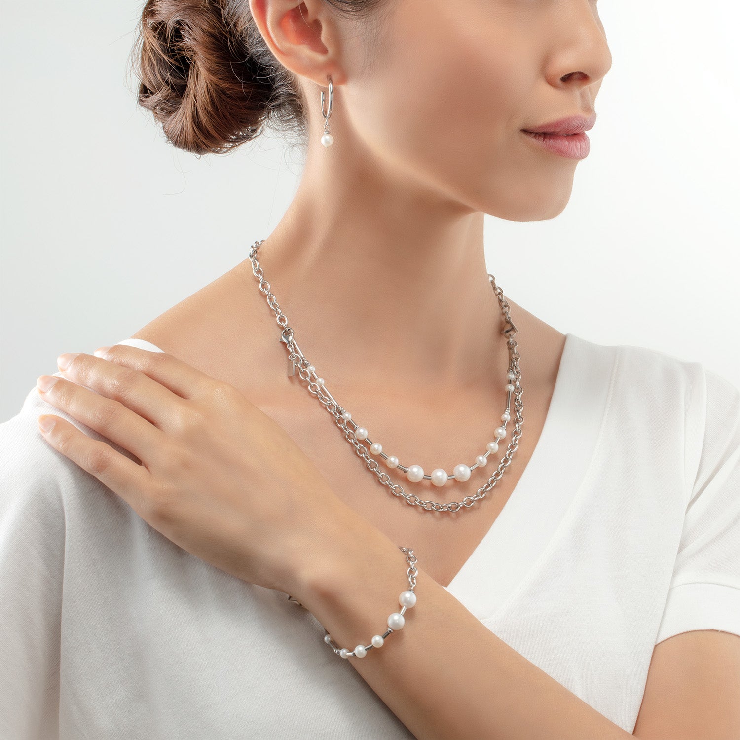 Armband Süßwasserperlen & chain Multiwear silber von COEUR DE LION – am Modell getragen