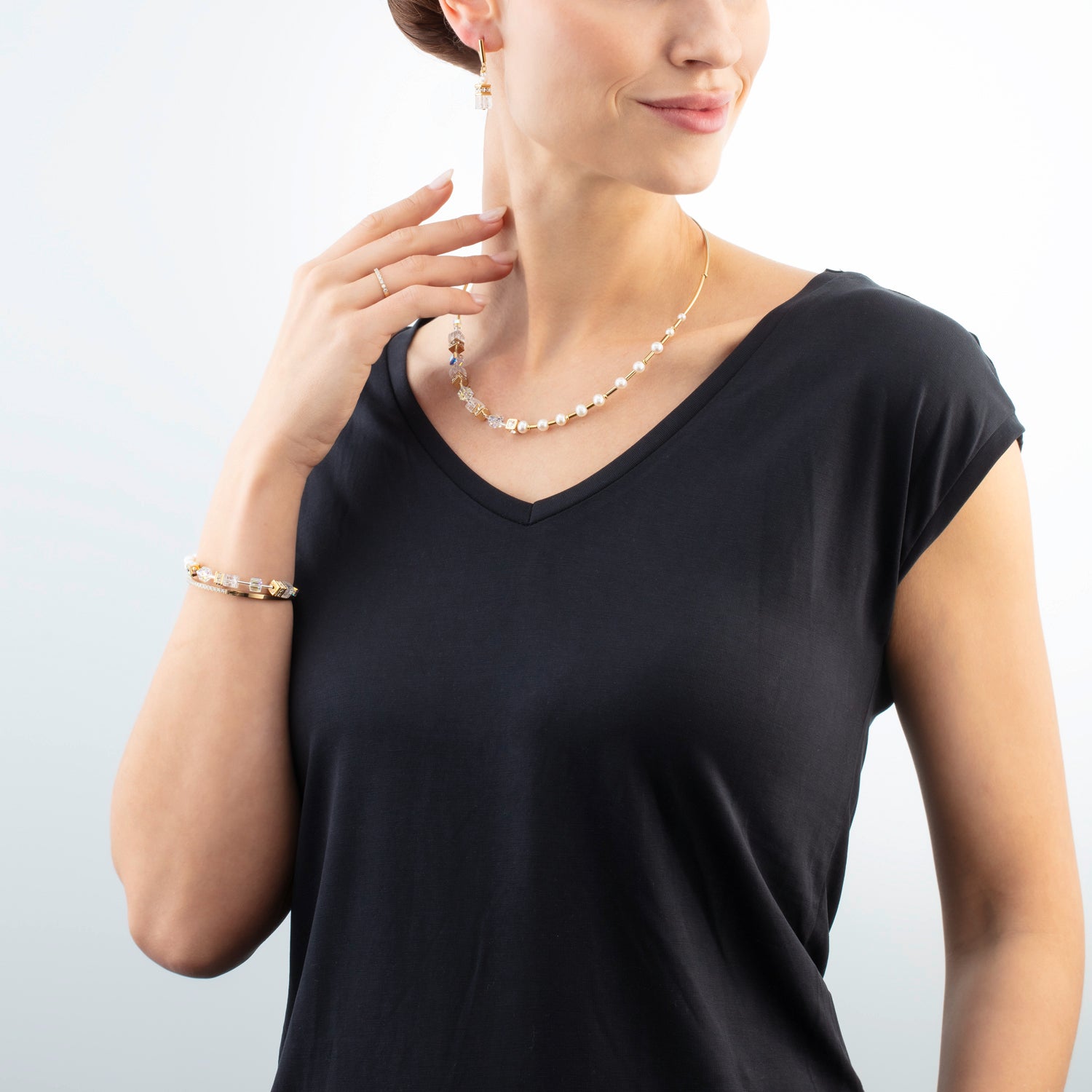 Ohrringe GeoCUBE® Fusion Precious Pearl Mix gold-weiß von COEUR DE LION – am Modell getragen