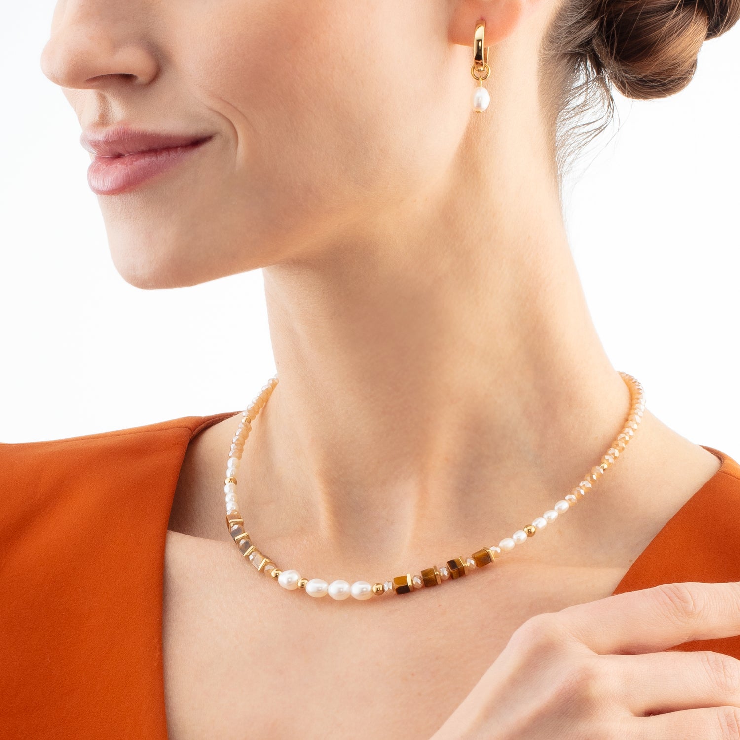 Creole Cosmic Pearls deep gold von COEUR DE LION – am Modell getragen