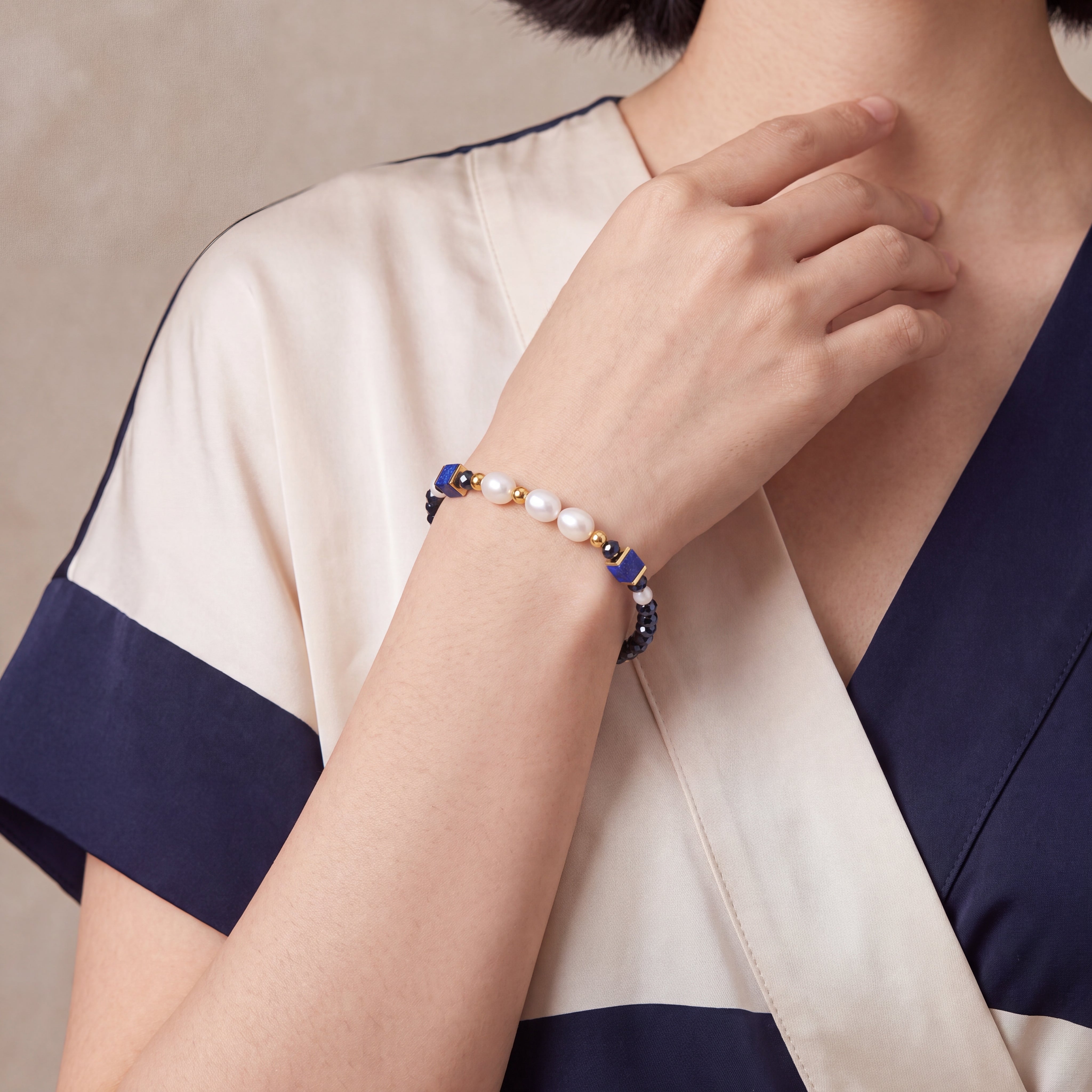 COEUR DE LION Armband Cosmic Pearls Midnight Gold – am Model