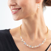 Halskette Dancing Crystals & Pearls gold von COEUR DE LION – am Modell getragen