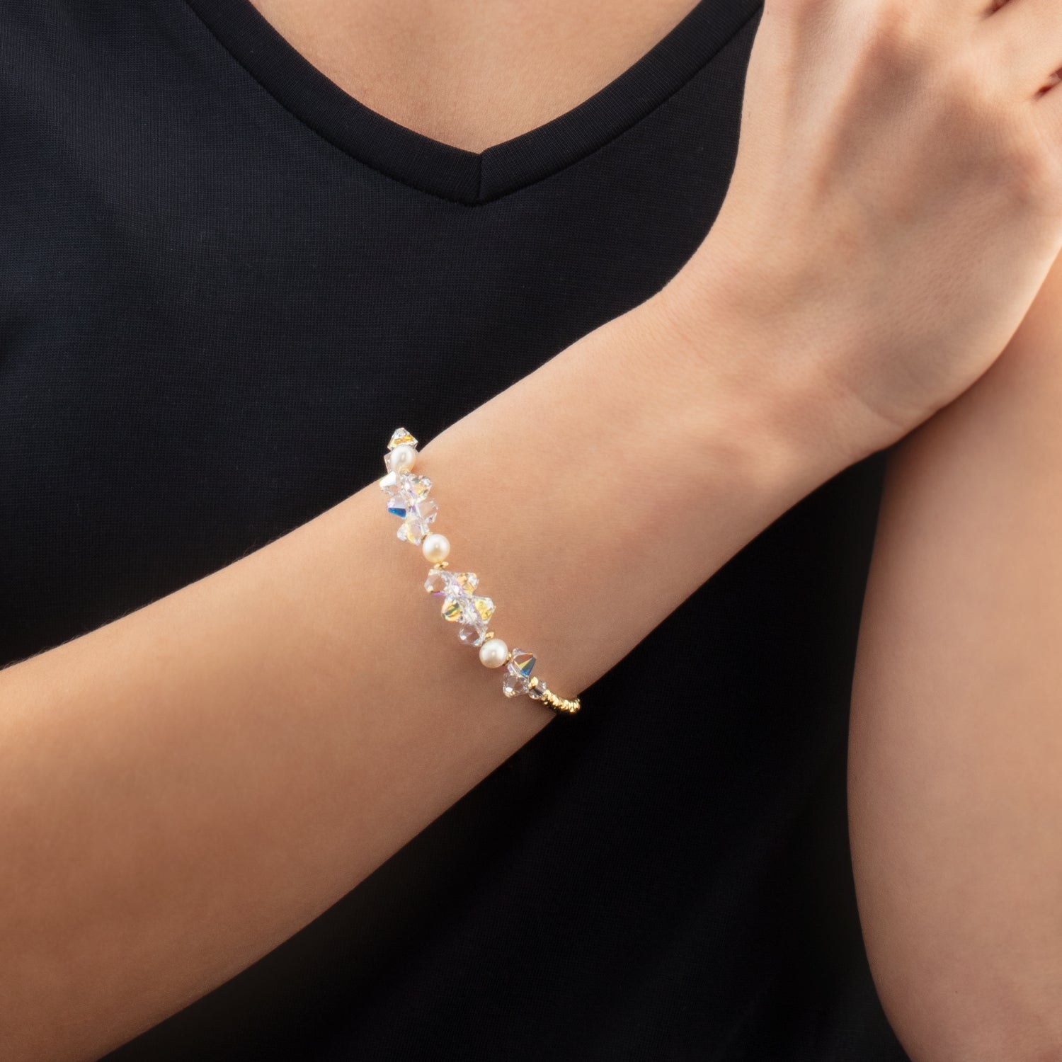 Armband Dancing Crystals & Pearls gold von COEUR DE LION – am Modell getragen