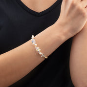 Armband Dancing Crystals & Pearls gold von COEUR DE LION – am Modell getragen