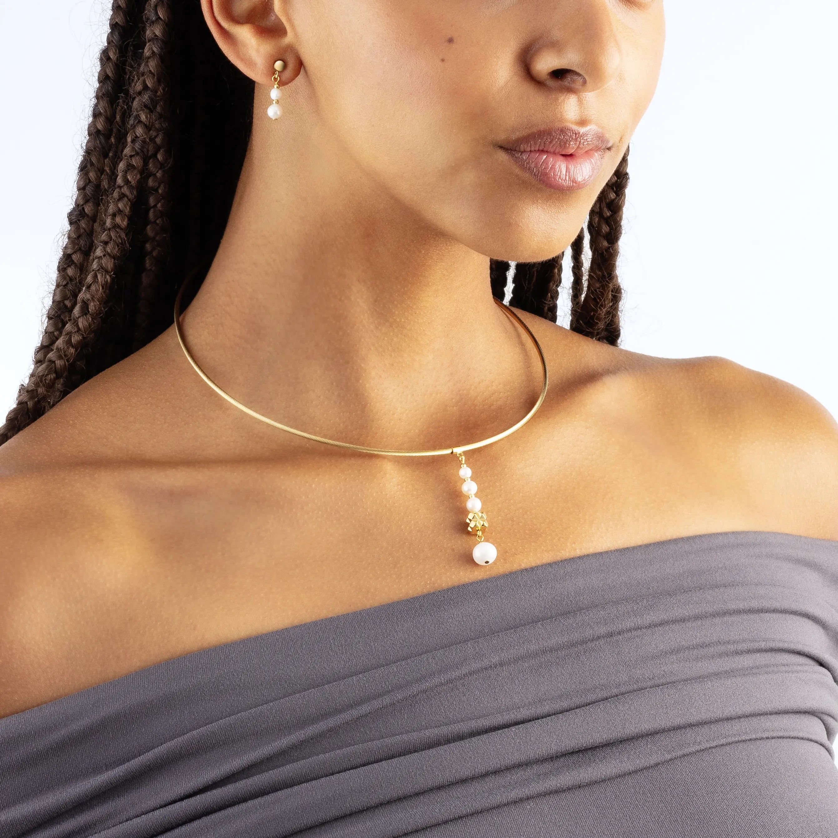 Halskette Pearl & Spikes Drop gold von COEUR DE LION – am Modell getragen