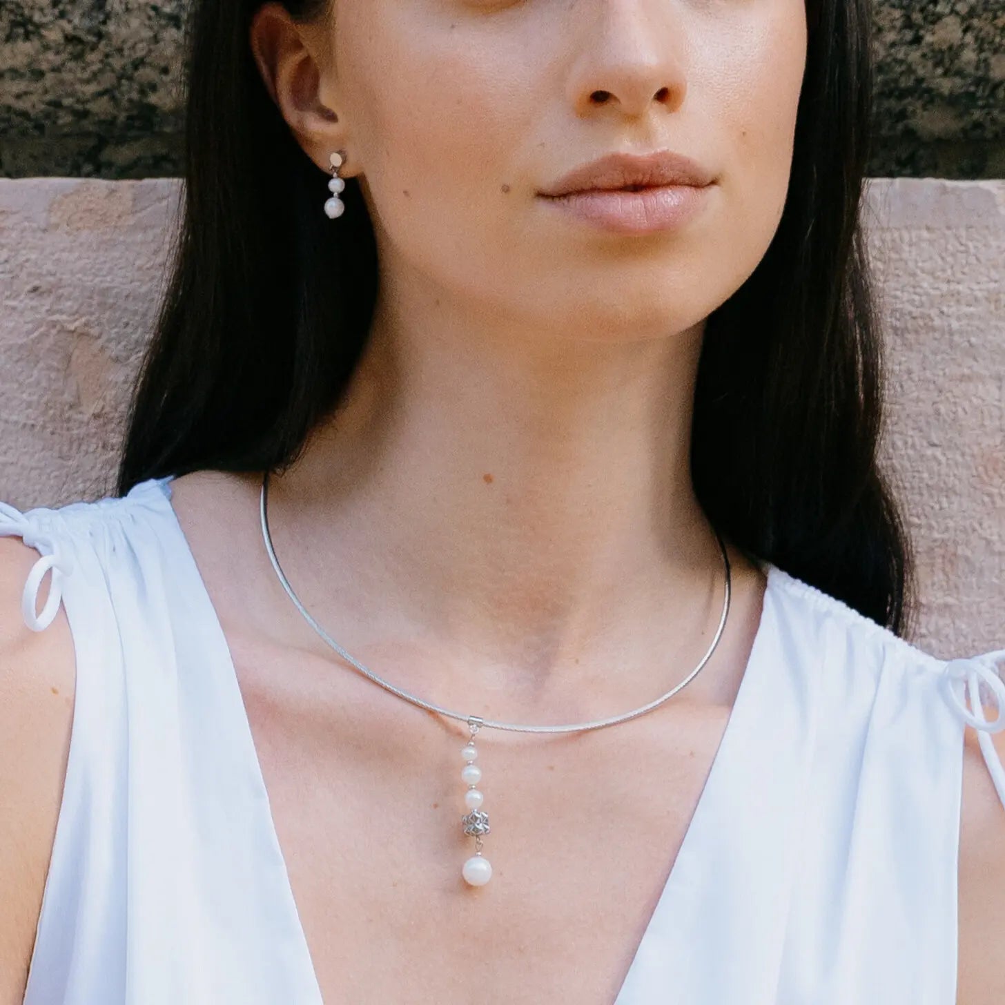 Halskette Pearl & Spikes Drop silber von COEUR DE LION – am Modell getragen
