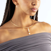 Ohrringe Pearl & Spikes Drop gold von COEUR DE LION – am Modell getragen