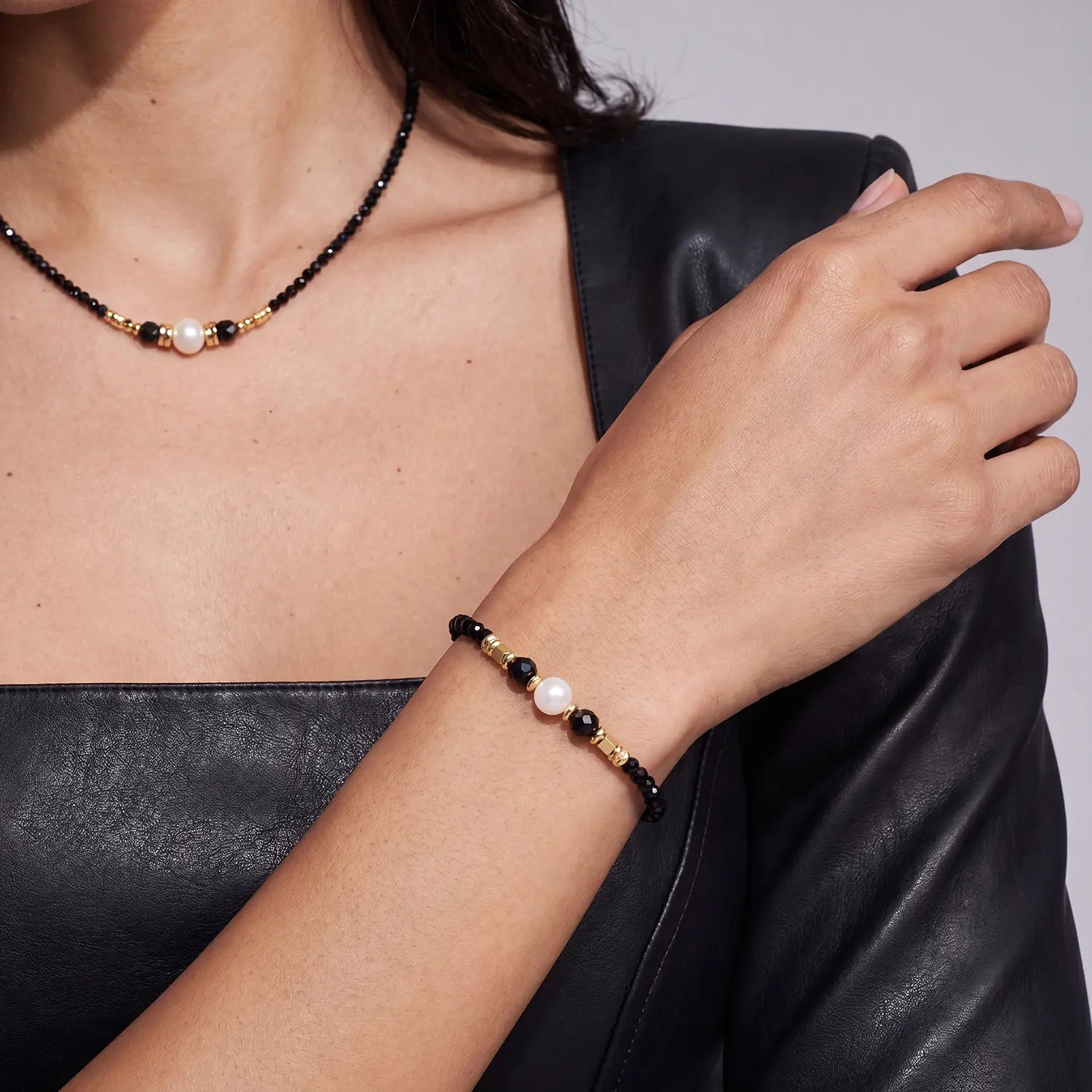 COEUR DE LION Armband Astoria Noir Pearl Gold – am Model