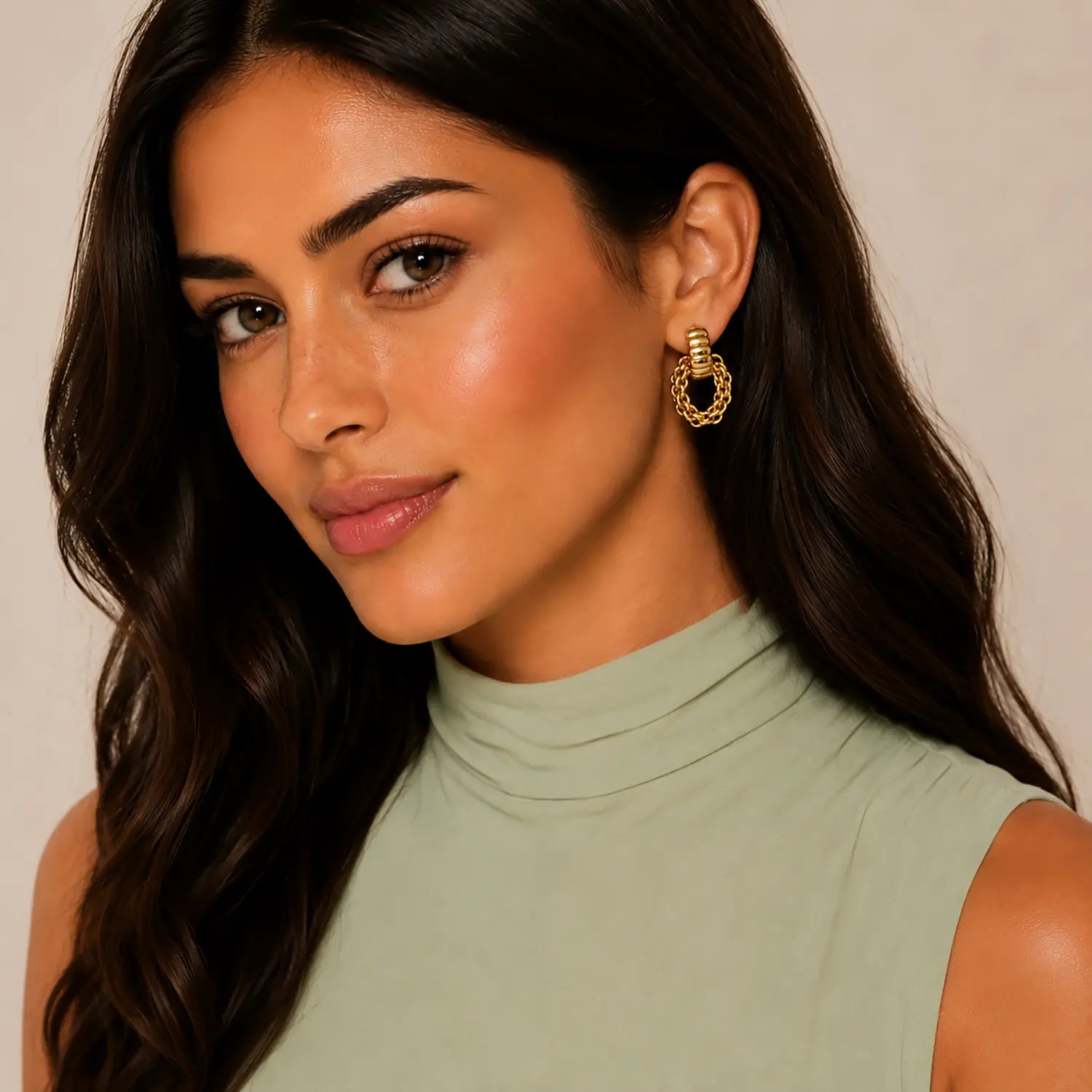 COEUR DE LION Structure Creolen mit Chain-Anhänger Gold – am Model