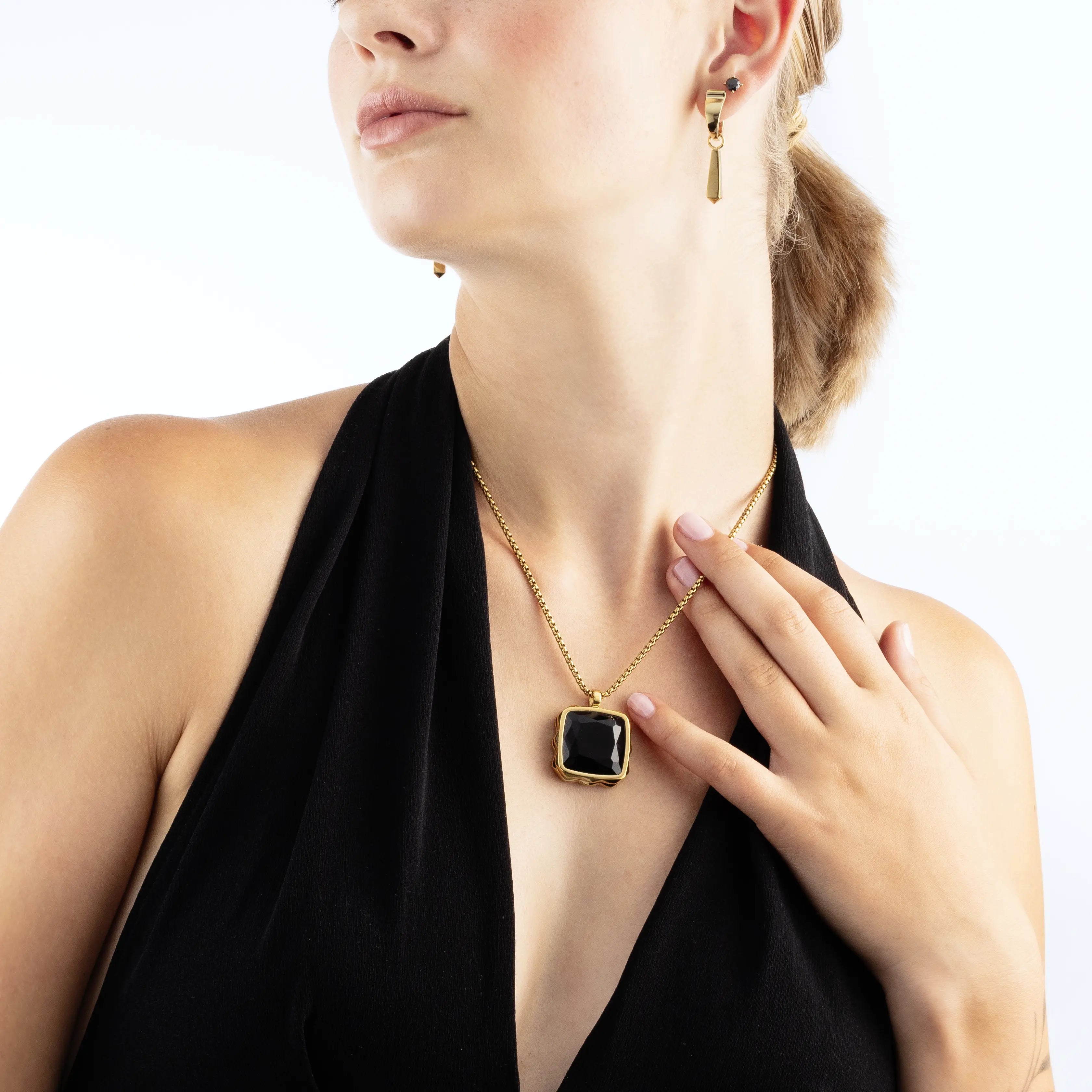 Halskette Amulett Spikes Square Onyx gold-Schwarz von COEUR DE LION – am Modell getragen