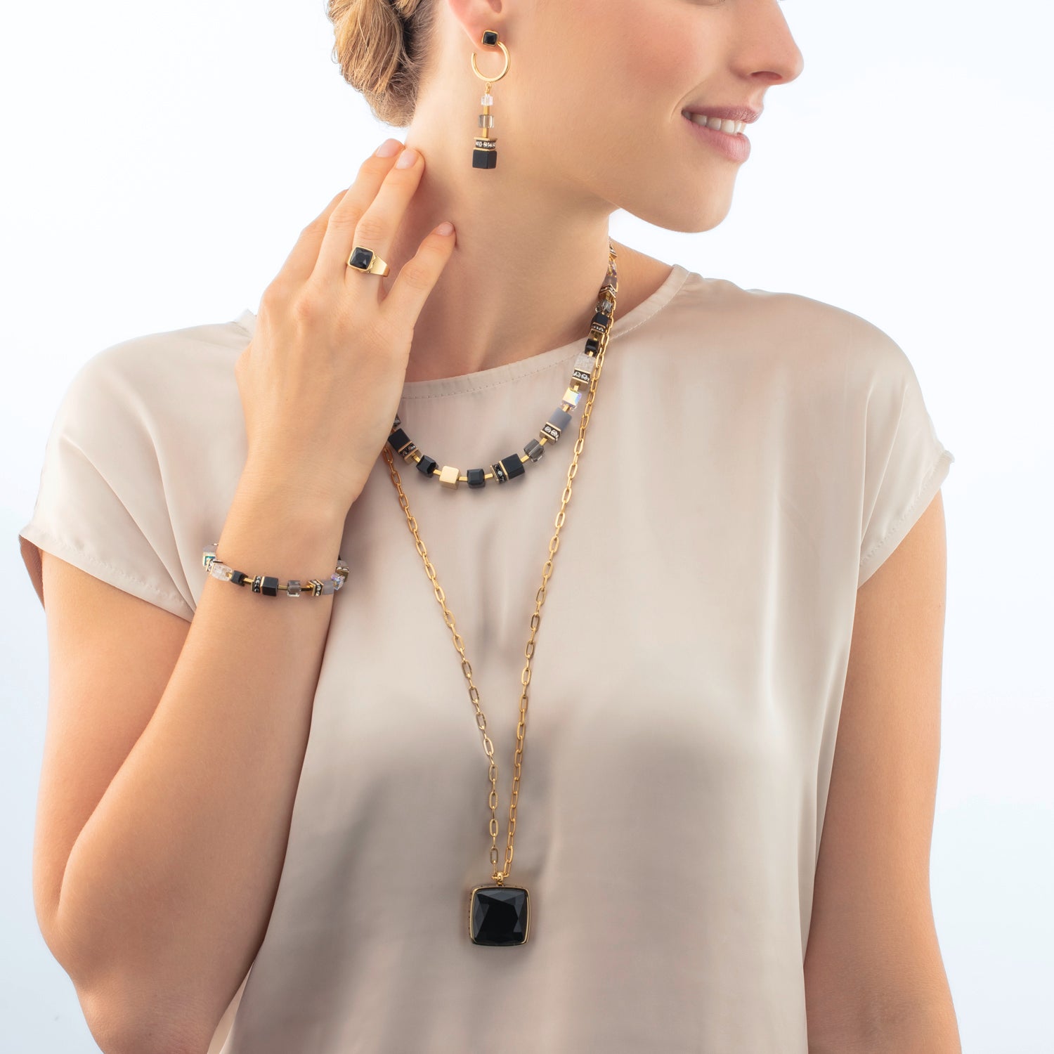 Ring Spikes Square Onyx gold-schwarz von COEUR DE LION – am Modell getragen