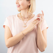 Ring Spikes Square Rosenquarz gold-rosa von COEUR DE LION – am Modell getragen