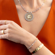 Armband Amulett Modern Future gold-beige von COEUR DE LION – am Modell getragen