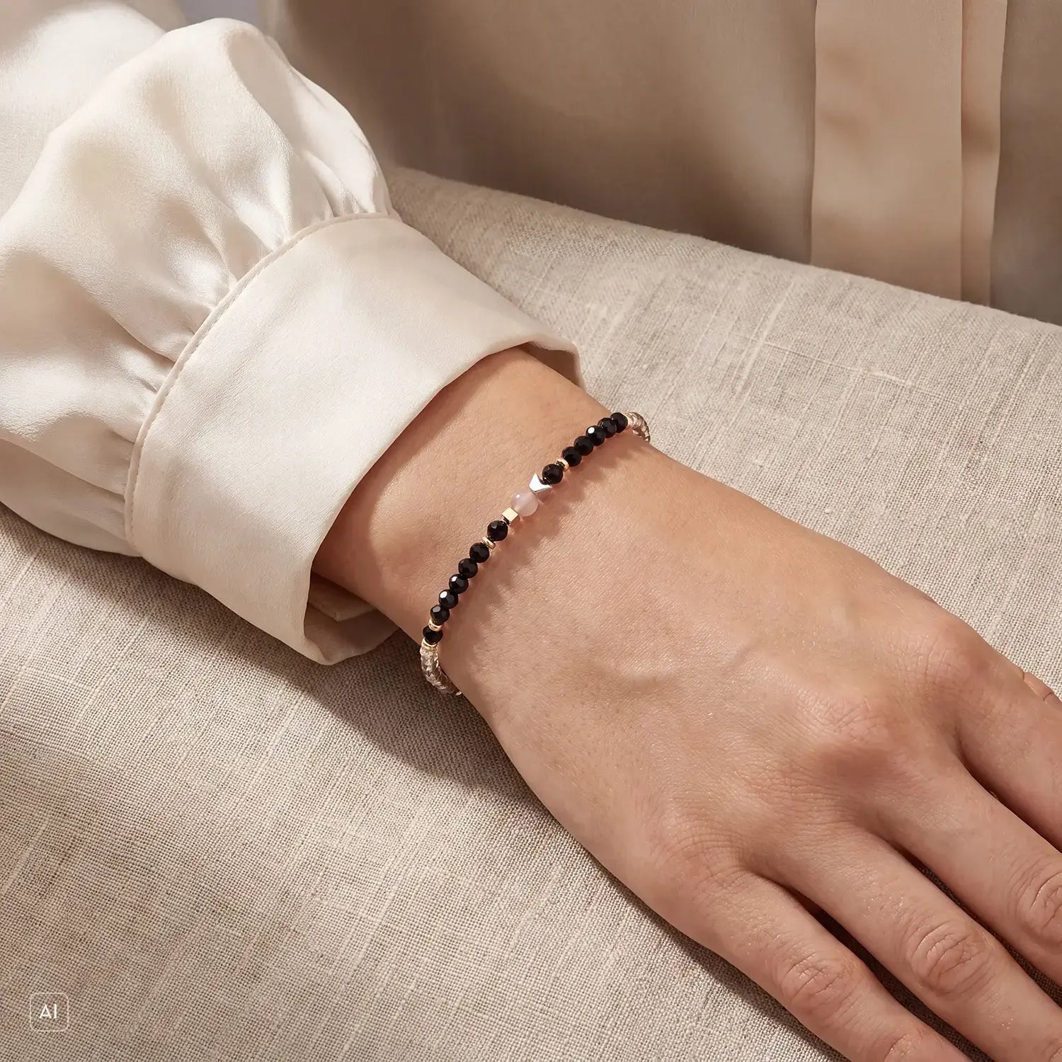 COEUR DE LION Armband Amulett Modern Future Gold-Schwarz – am Model