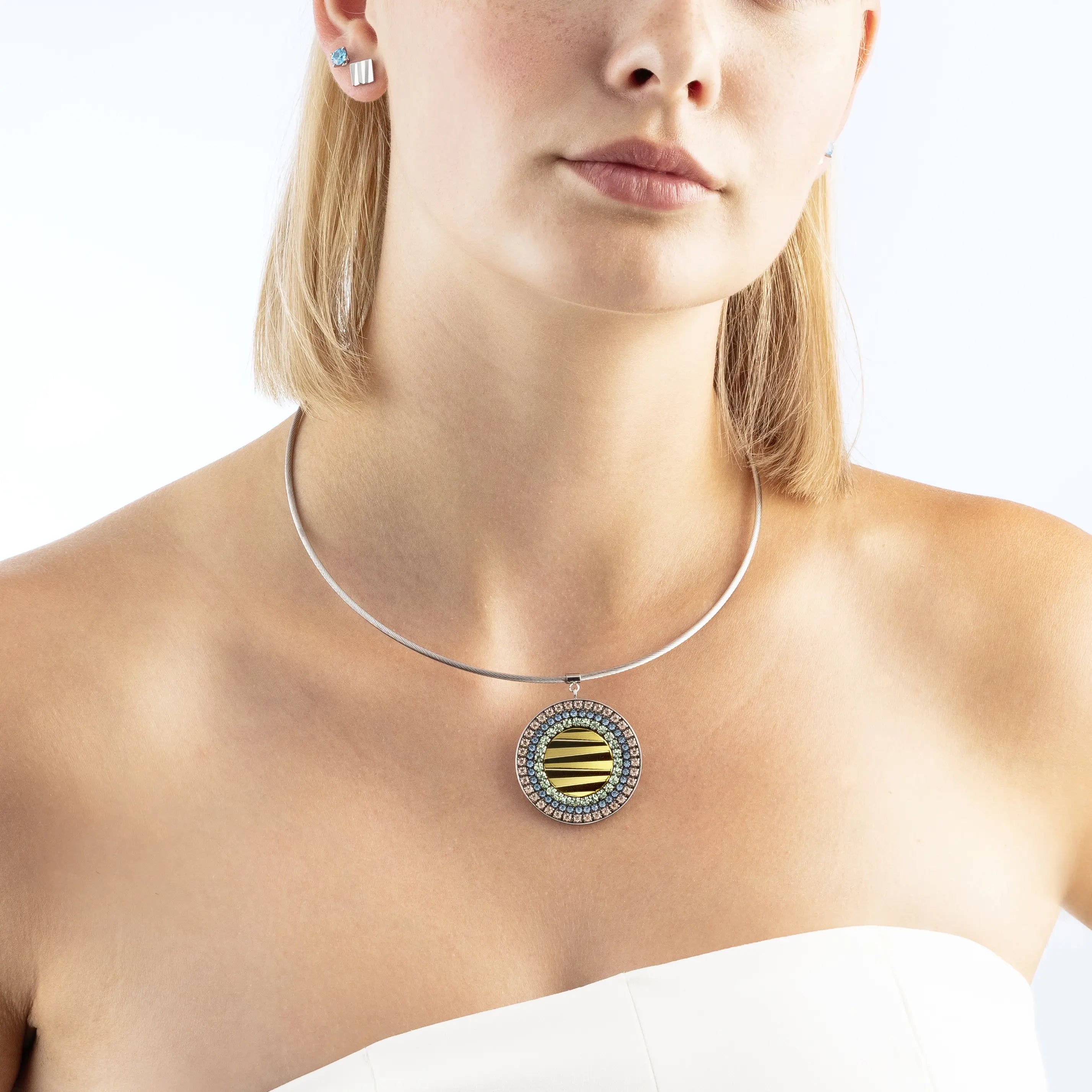 Halskette Amulett Glam Waves silber-multicolor pastell von COEUR DE LION – am Modell getragen