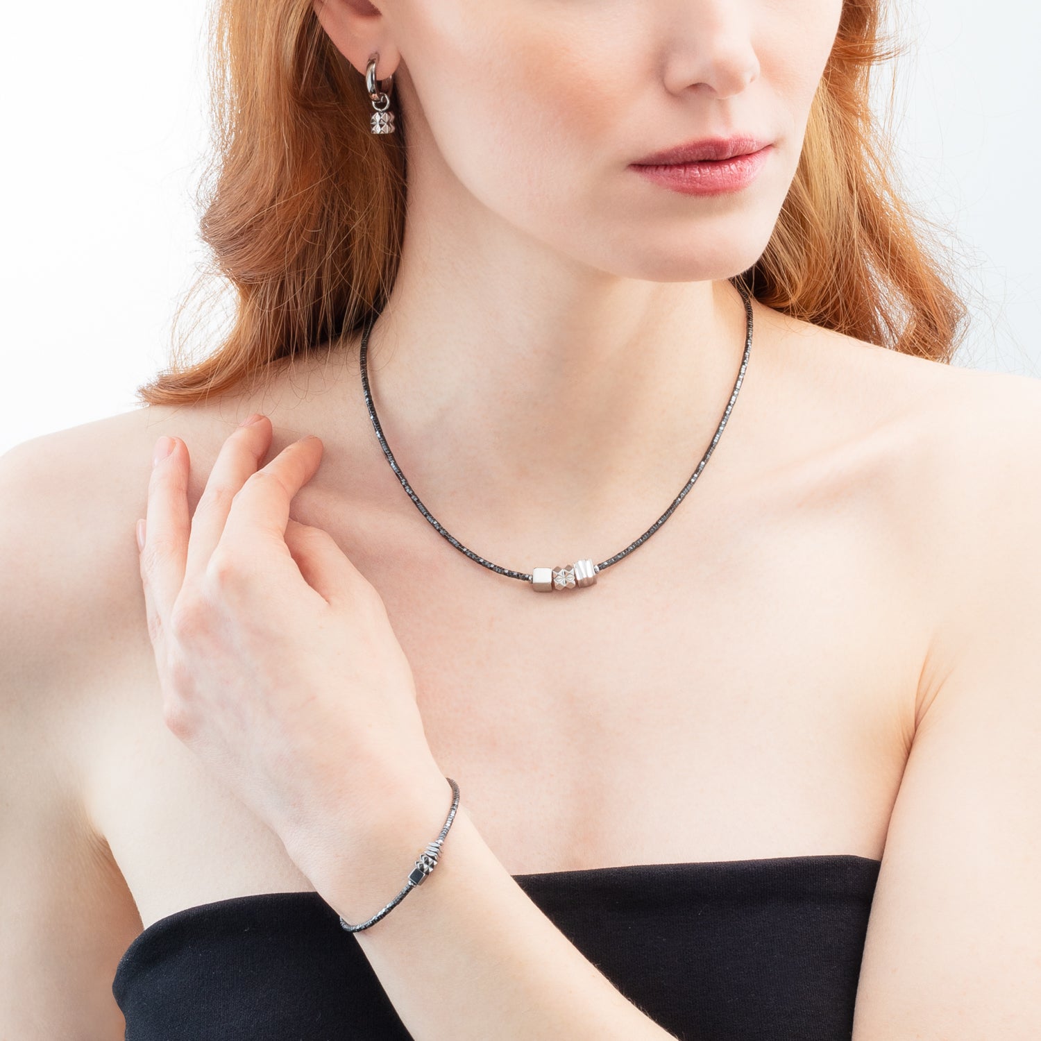 Armband Cube Trio Facets silber-grau von COEUR DE LION – am Modell getragen