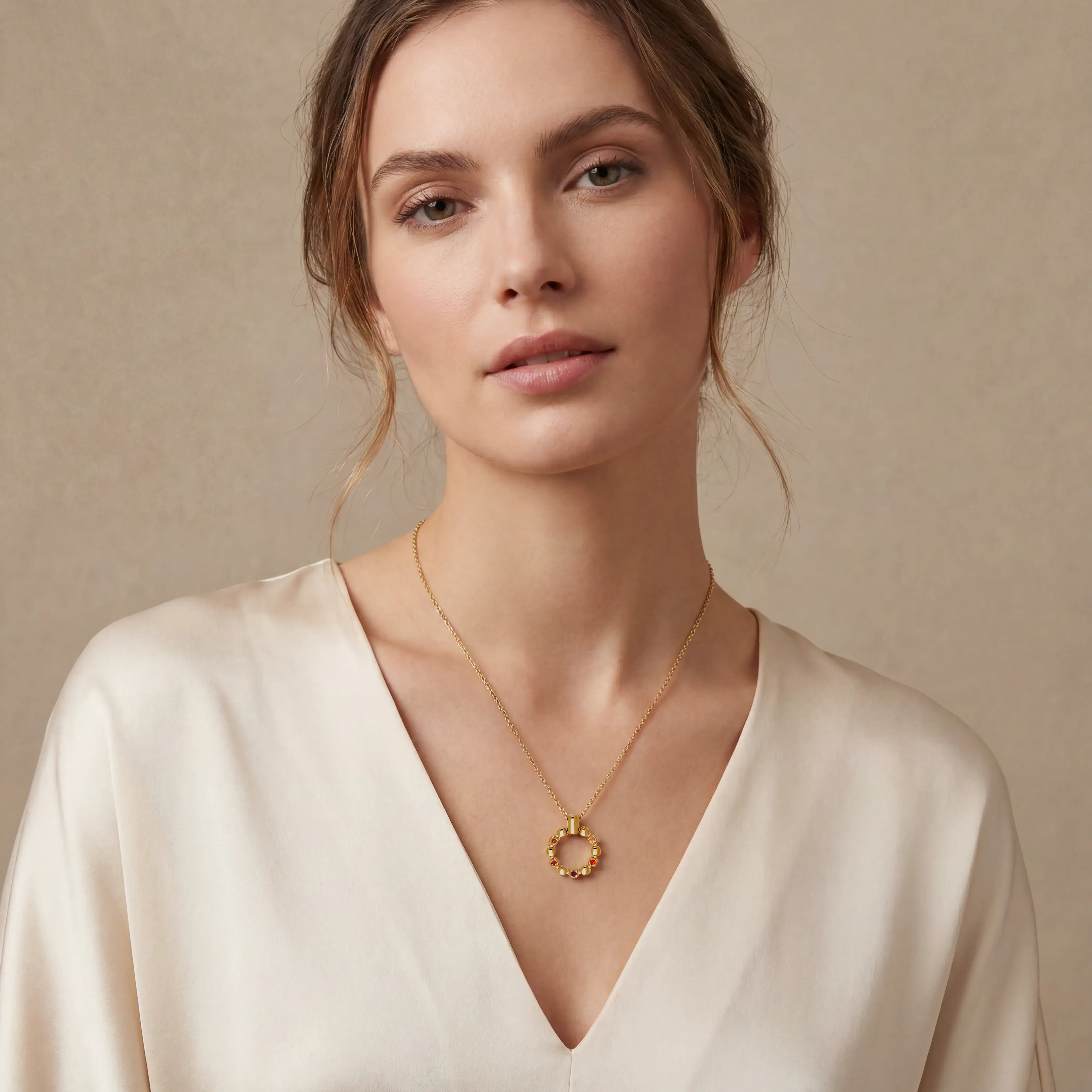 COEUR DE LION Halskette Soft Cube Circle Glow Sunset Gold – am Model