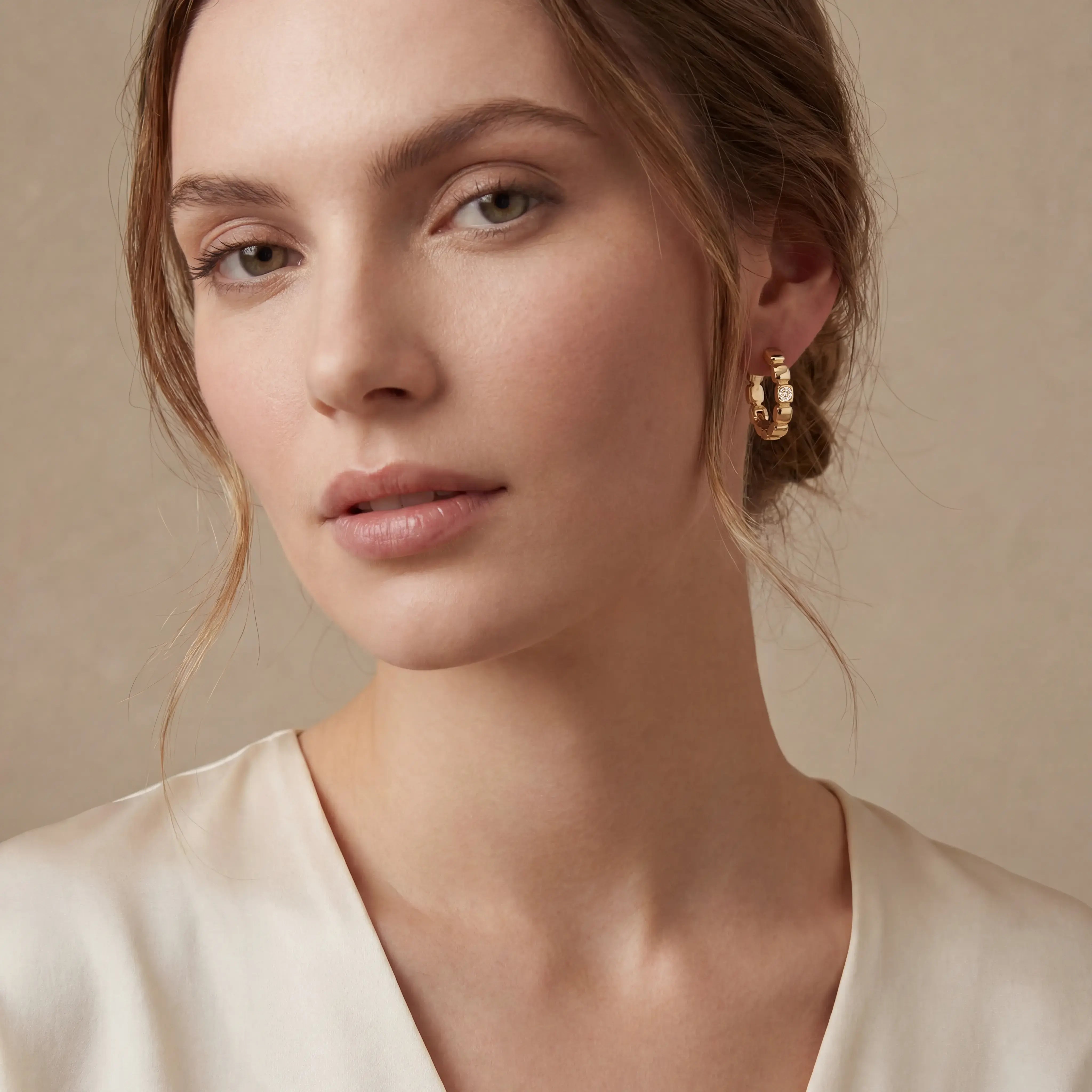 COEUR DE LION Creolen Soft Cube Circle Glow Sunset Gold – am Model
