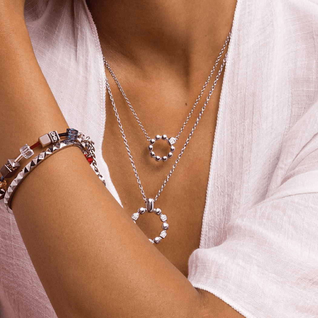Halskette Small Soft Cube Circle Glow silber von COEUR DE LION – am Modell getragen