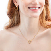 Ohrstecker Small Soft Cube Glow gold von COEUR DE LION – am Modell getragen