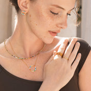 Halskette Sparkling Circle gold-multicolor von COEUR DE LION – am Modell getragen