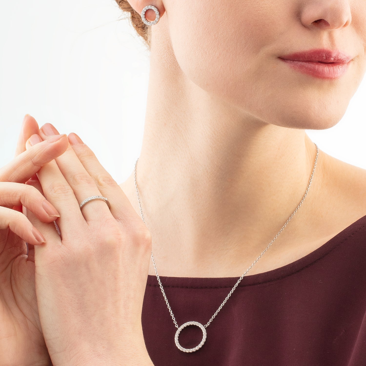 Ohrringe Sparkling Circle silber-kristall von COEUR DE LION – am Modell getragen