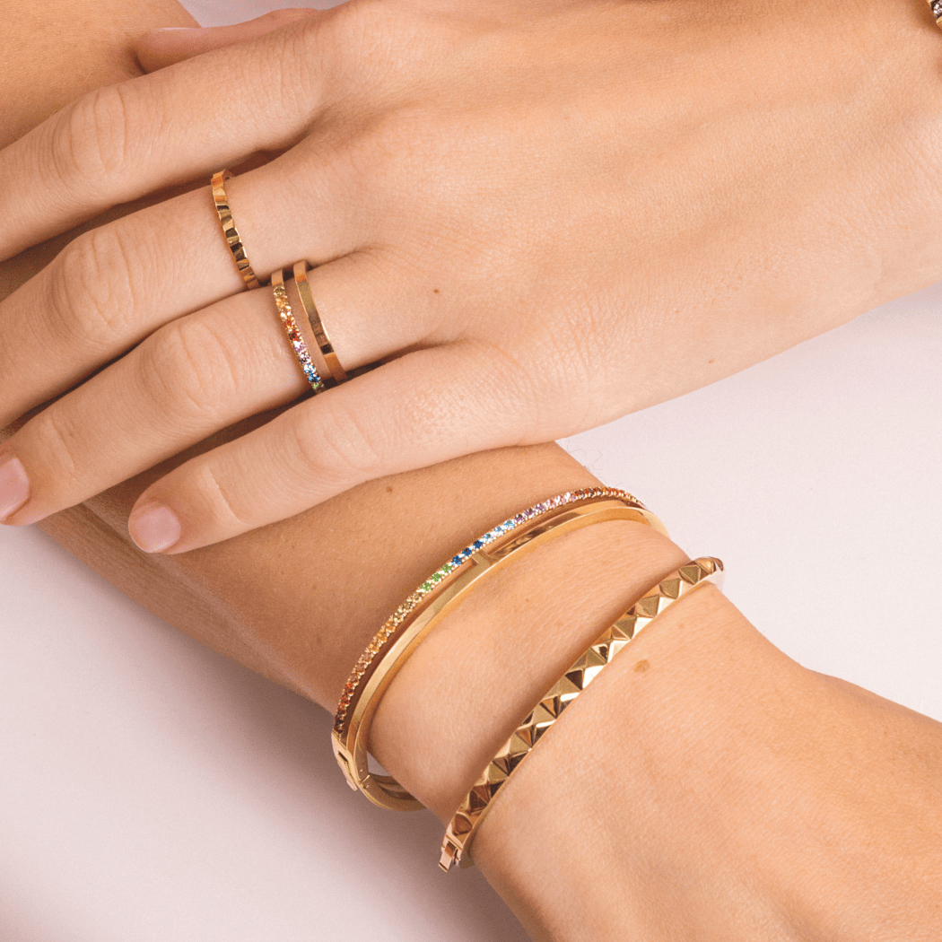 Halskette Amulett Mini Waves gold-rainbow von COEUR DE LION – am Modell getragen
