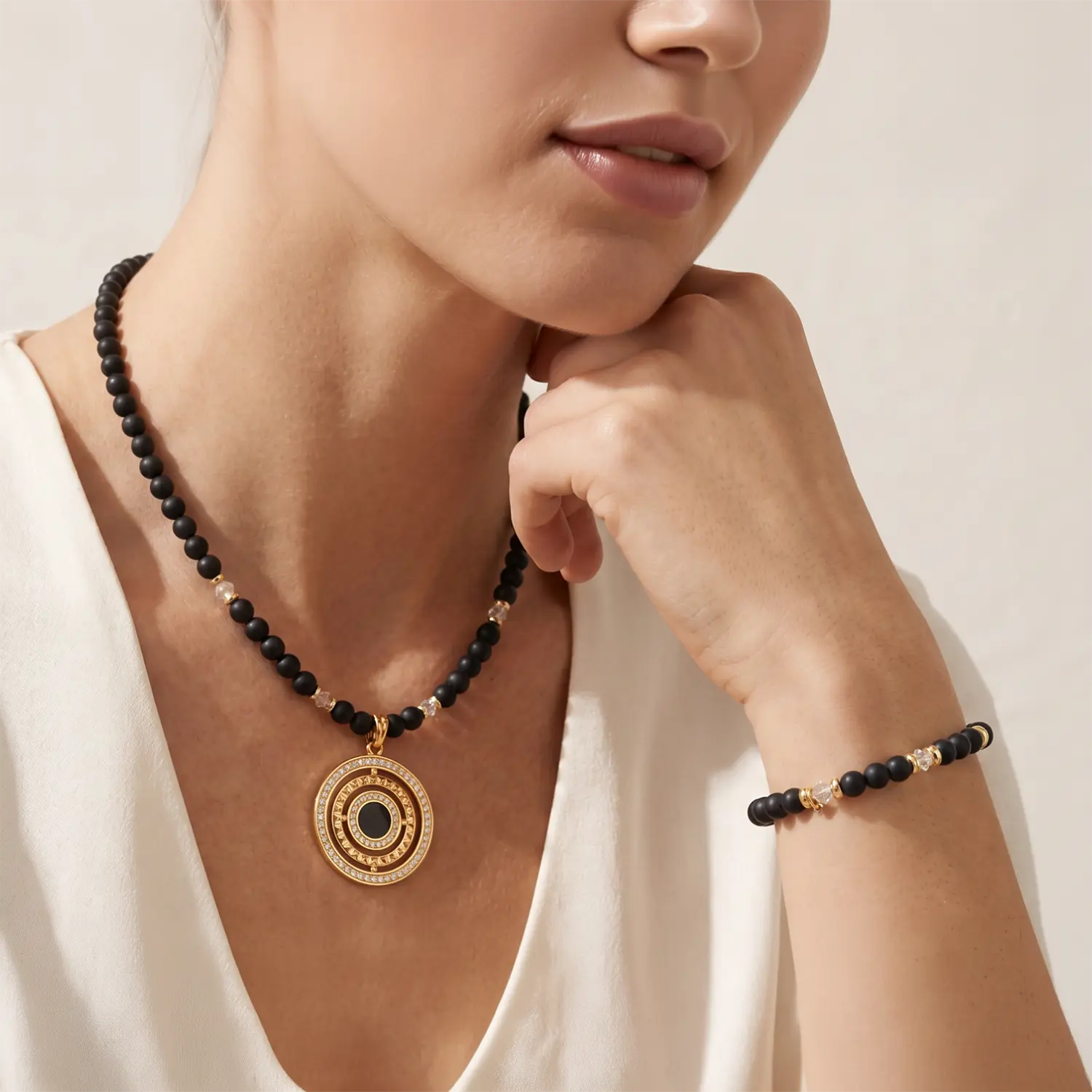COEUR DE LION Halskette Amulett Modern Icon Noir Gold – am Model