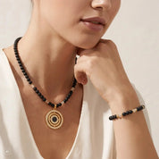 COEUR DE LION Halskette Amulett Modern Icon Noir Gold – am Model