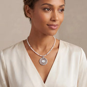 COEUR DE LION Halskette Amulett Modern Icon Pearl Silber – am Model