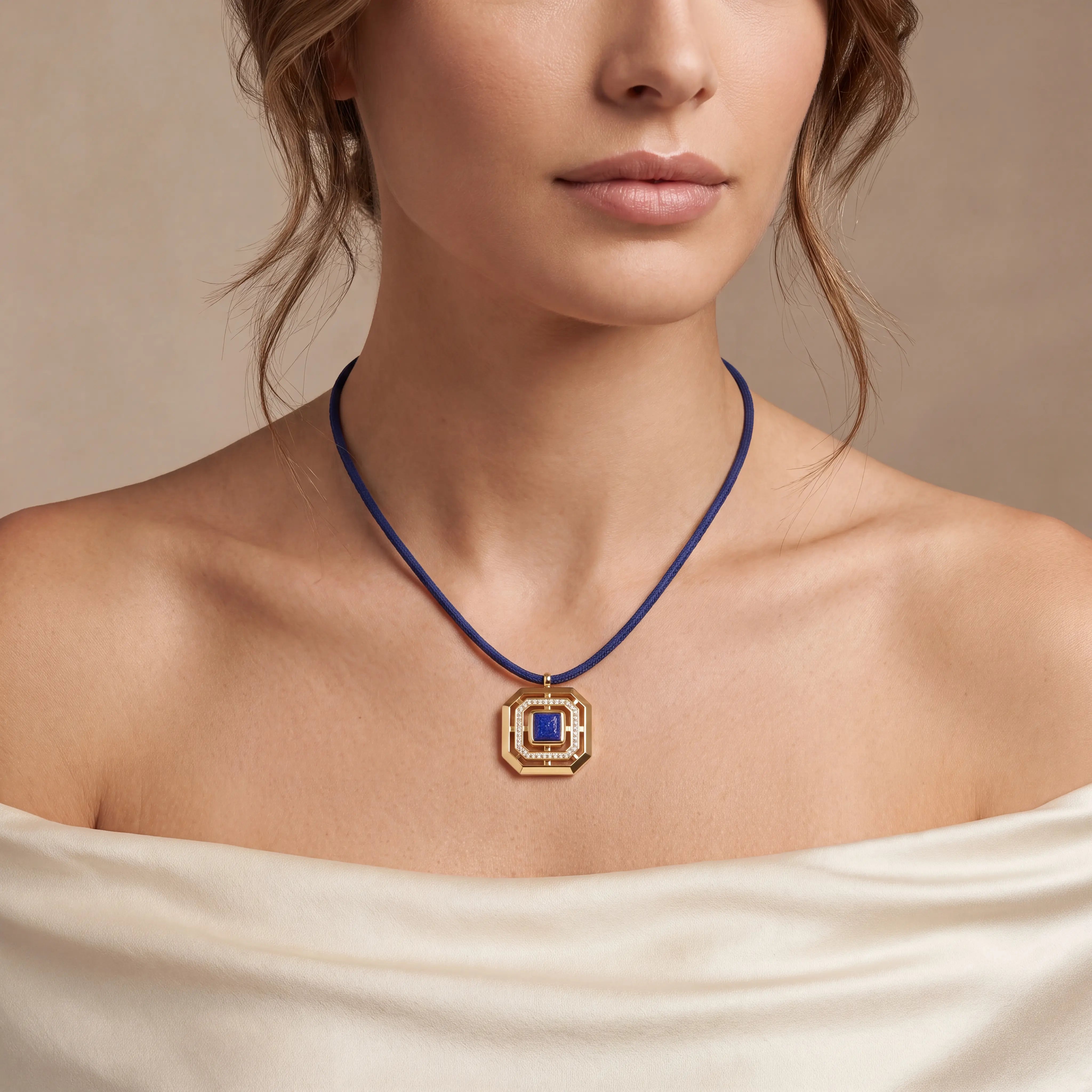 COEUR DE LION Halskette Amulett Icon Frame Soft Lapis Gold – am Model