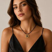 COEUR DE LION Halskette Amulett Icon Frame Soft Noir Gold – am Model