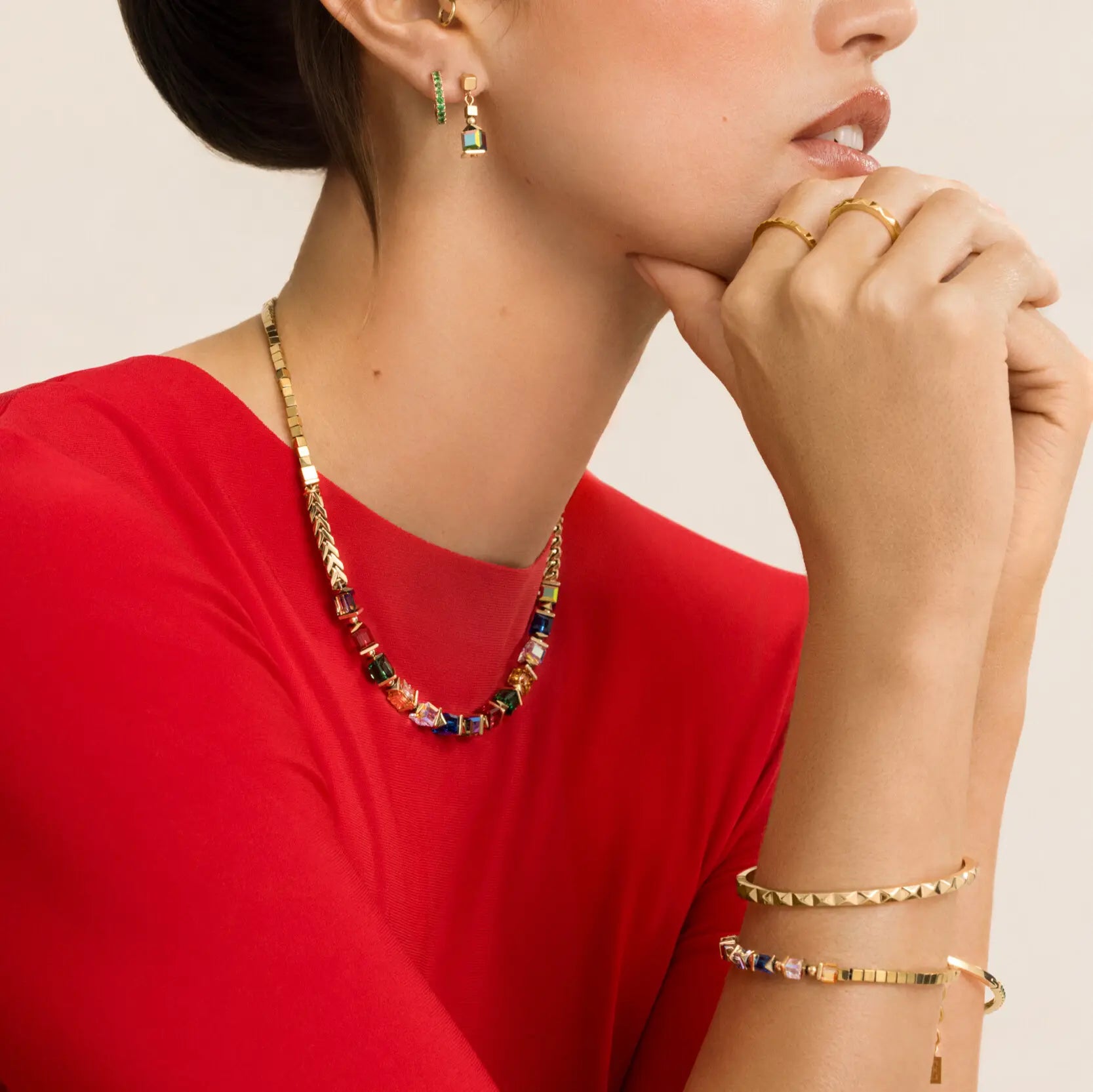Armband Sparkling Cubes Fusion Chain gold-multicolor von COEUR DE LION – am Modell getragen