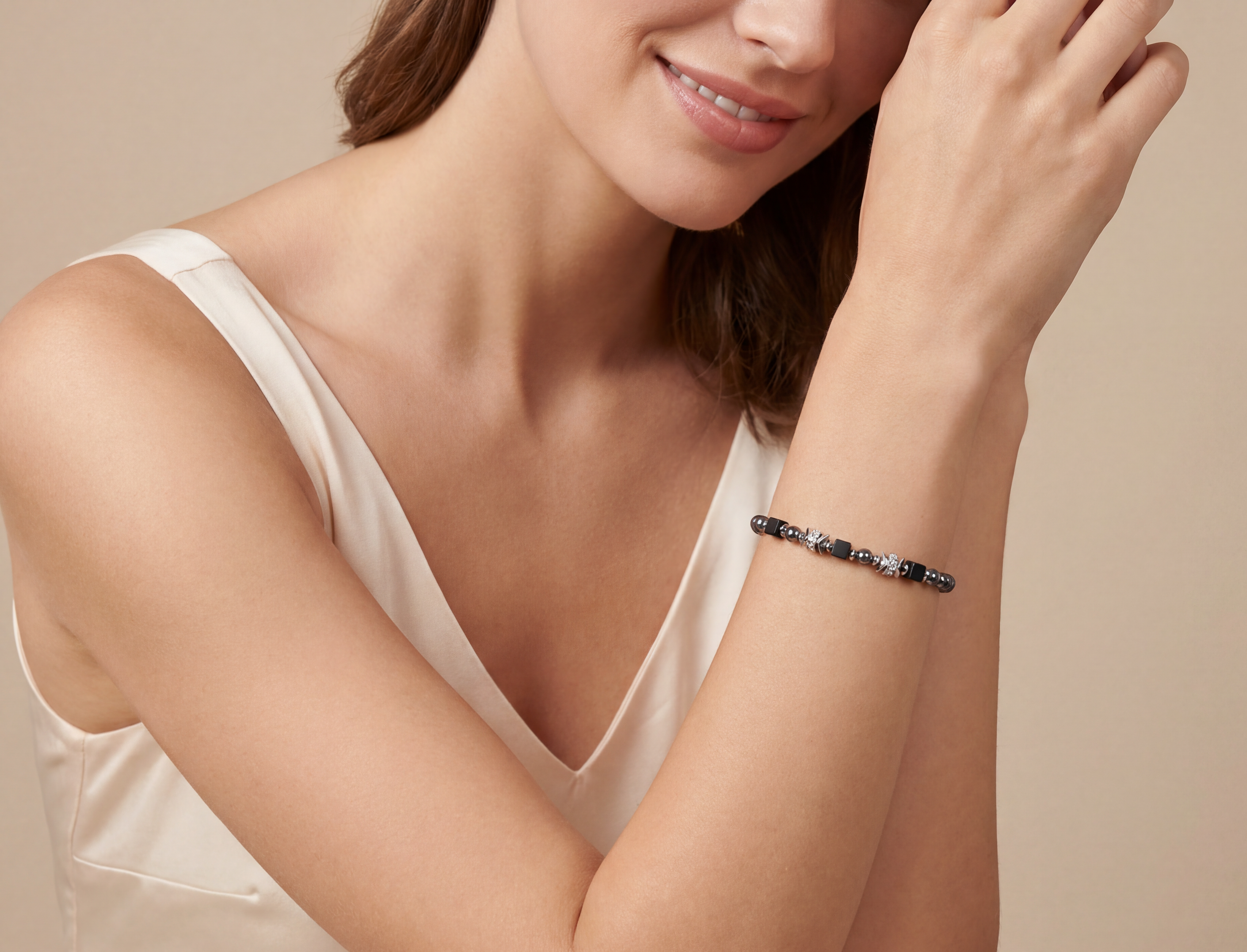 COEUR DE LION Beads & Pearls Spike Armband Anthracite – am Model