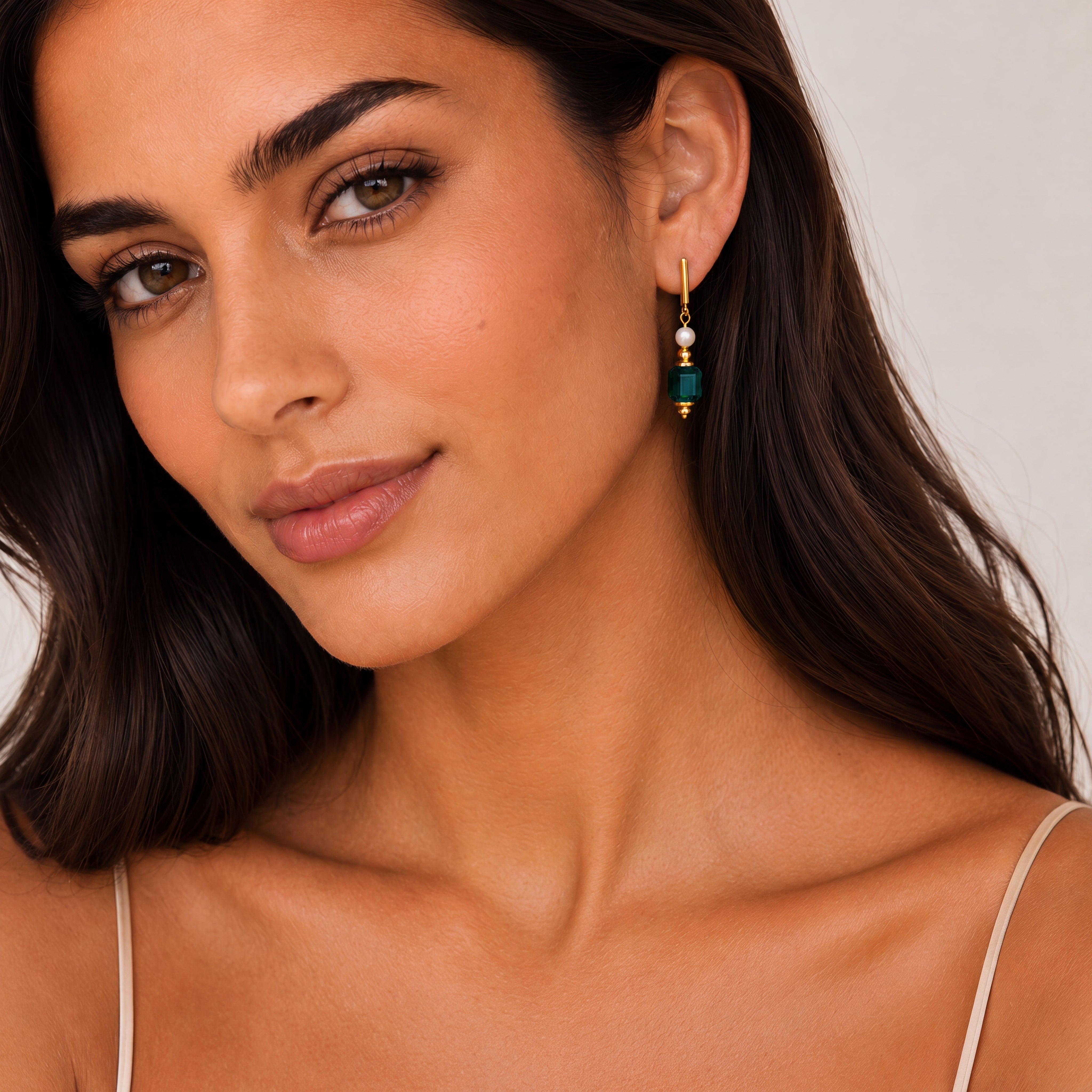 COEUR DE LION Cocktail Pearls Ohrringe Emerald – am Model