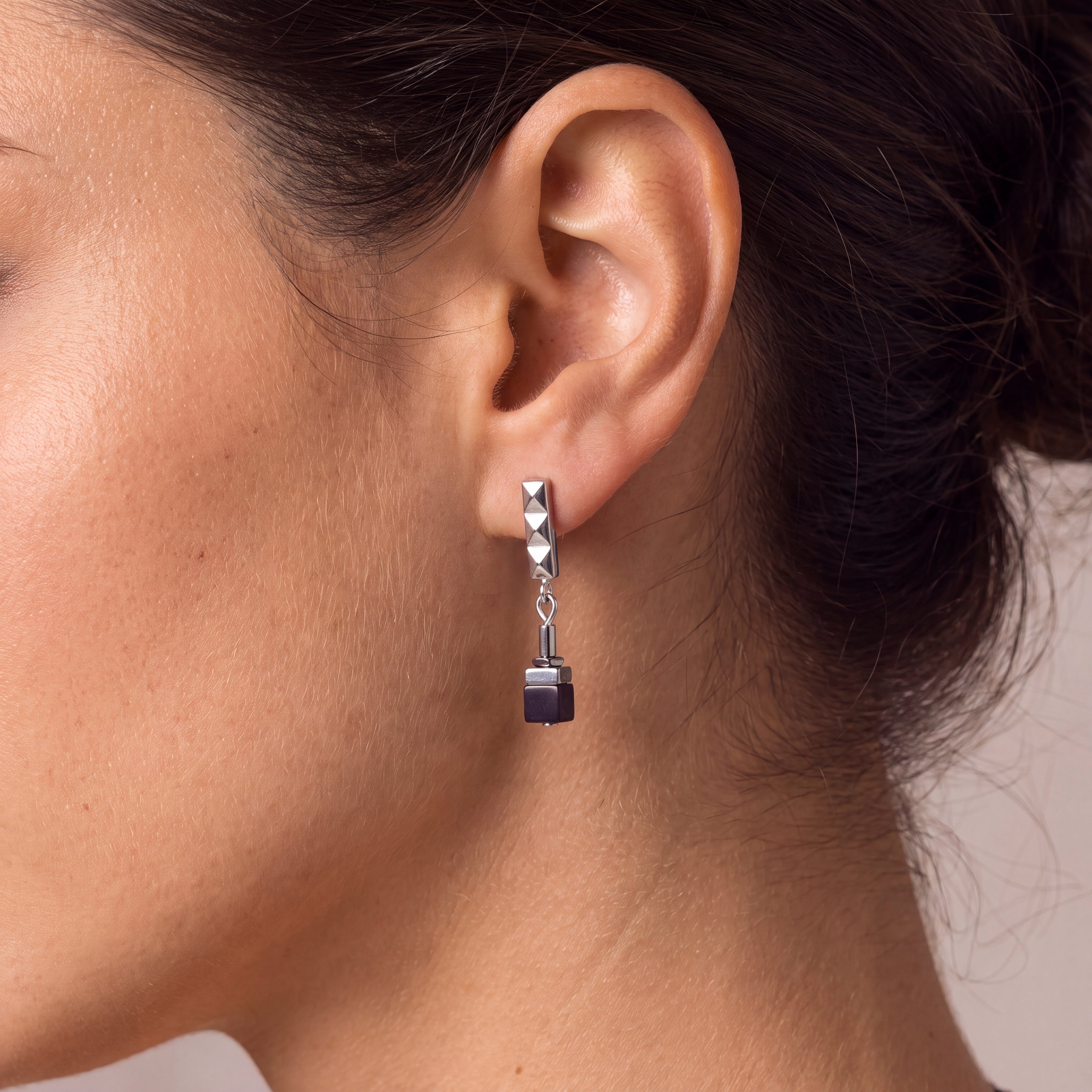 COEUR DE LION Cube Eclipse Ohrringe Onyx – am Model