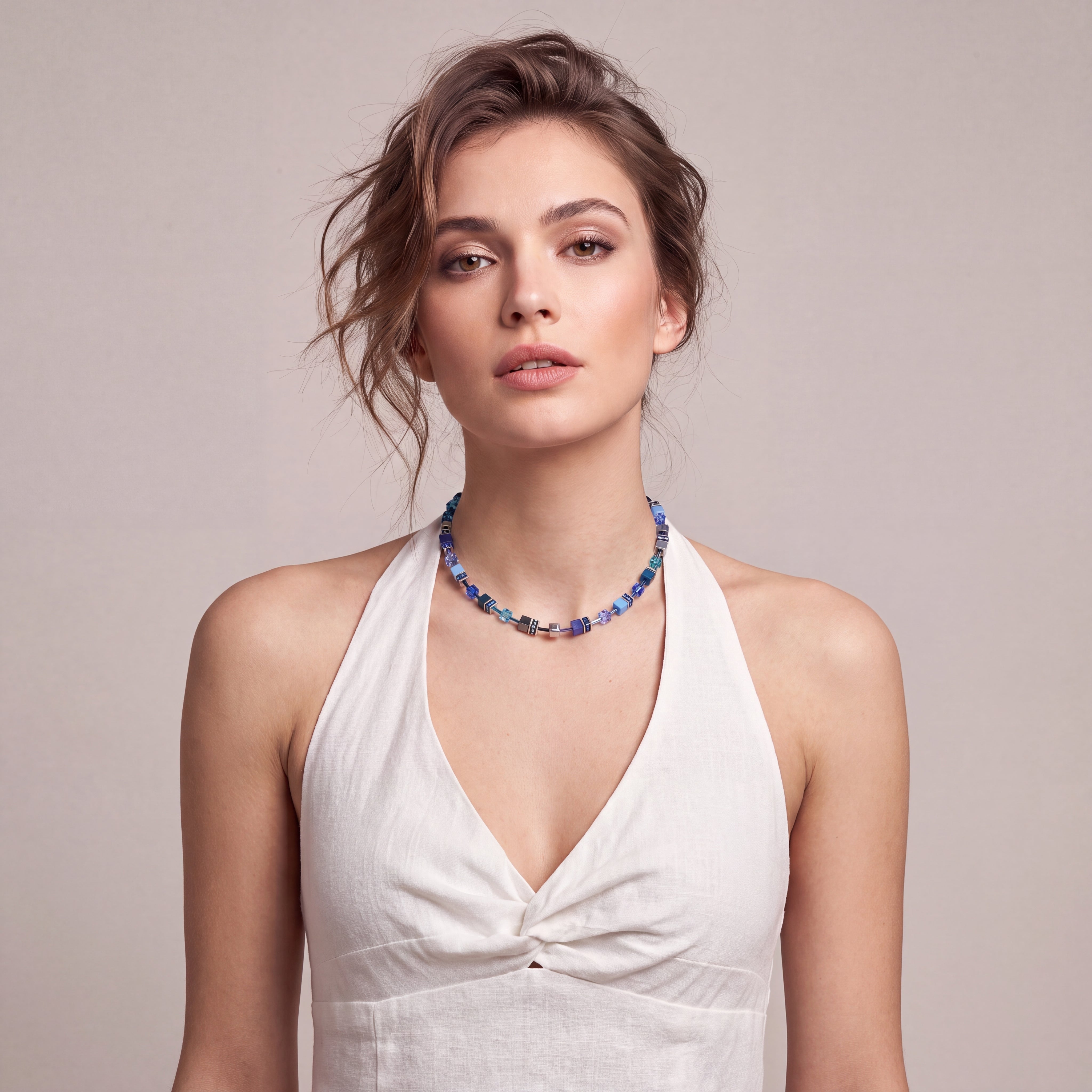 COEUR DE LION GeoCUBE® Iconic Halskette Azure Spirit silber – am Model