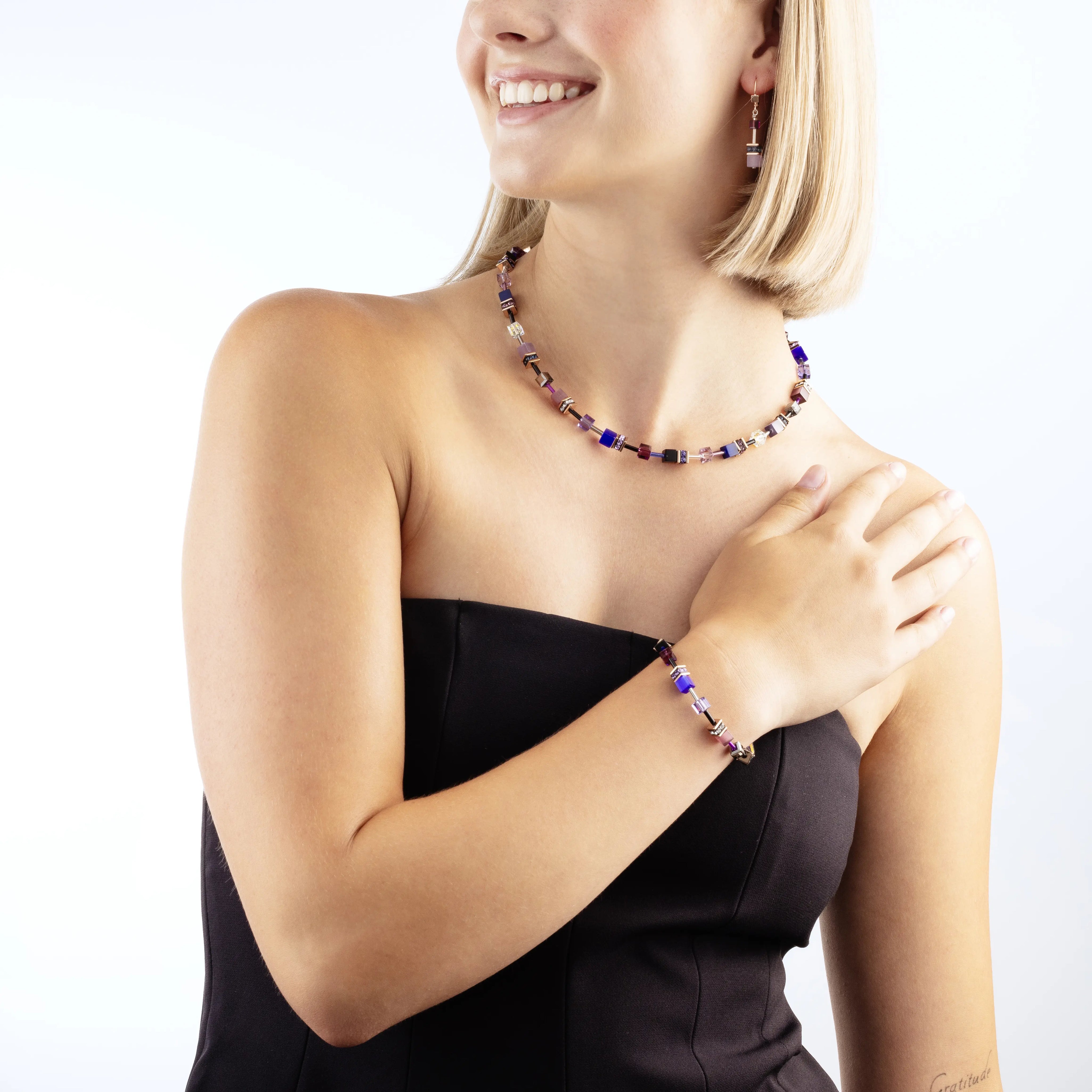 GeoCUBE® Iconic Halskette Blue Moon roségold von COEUR DE LION – am Modell getragen