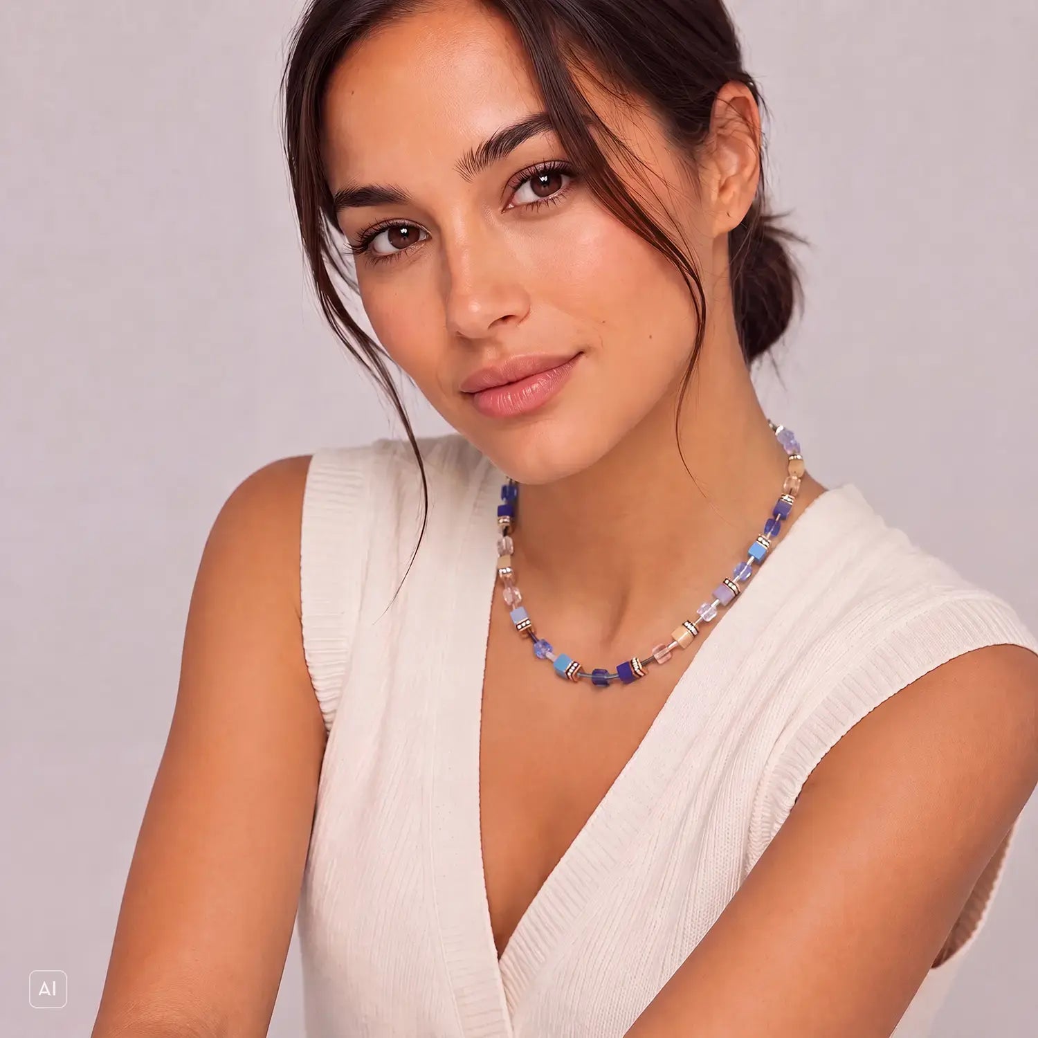 COEUR DE LION GeoCUBE® Iconic Halskette Azure Glow gold – am Model