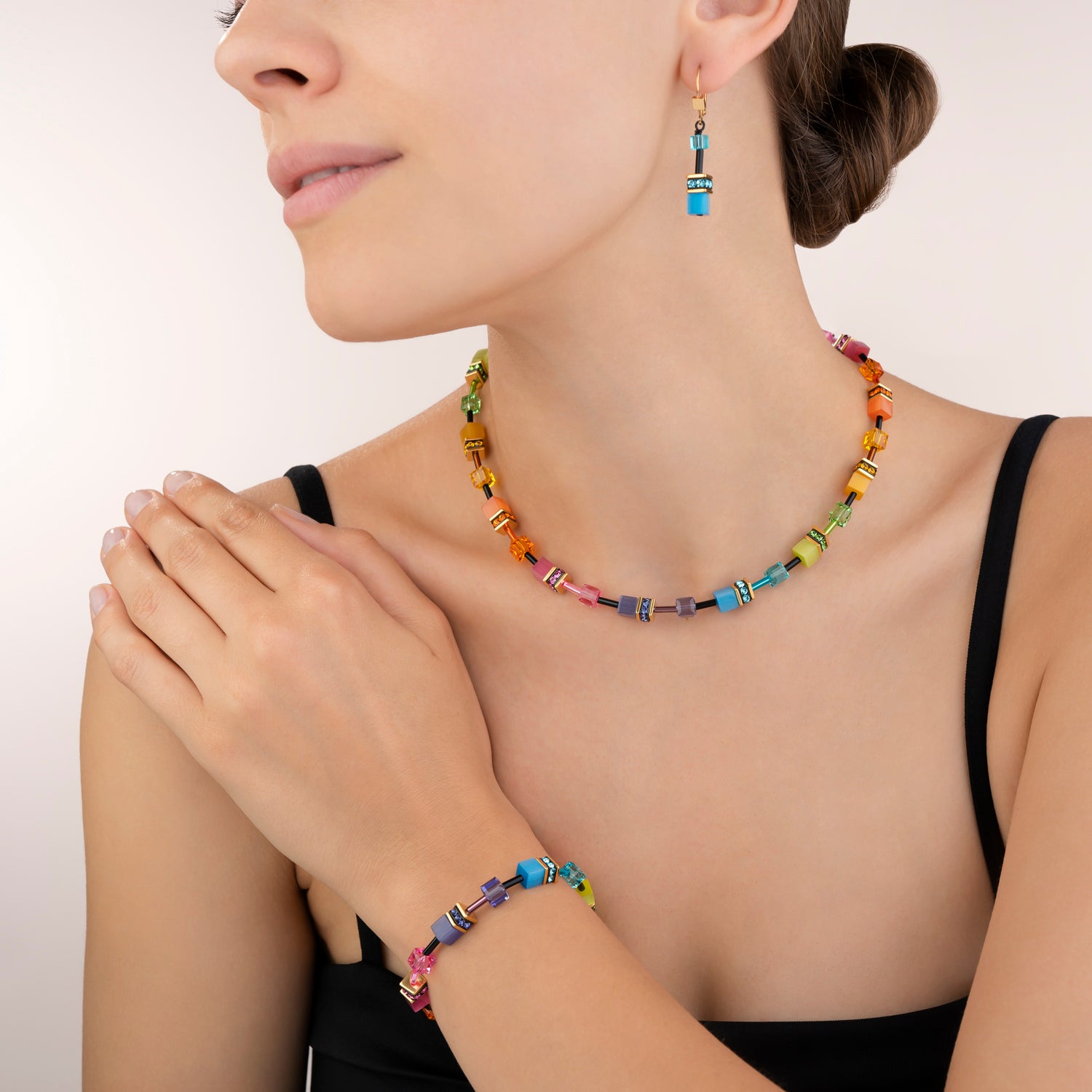 GeoCUBE® Halskette multicolor rainbow gold von COEUR DE LION – am Modell getragen