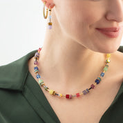 GeoCUBE® Iconic Ohrringe Festive gold-multicolor von COEUR DE LION – am Modell getragen