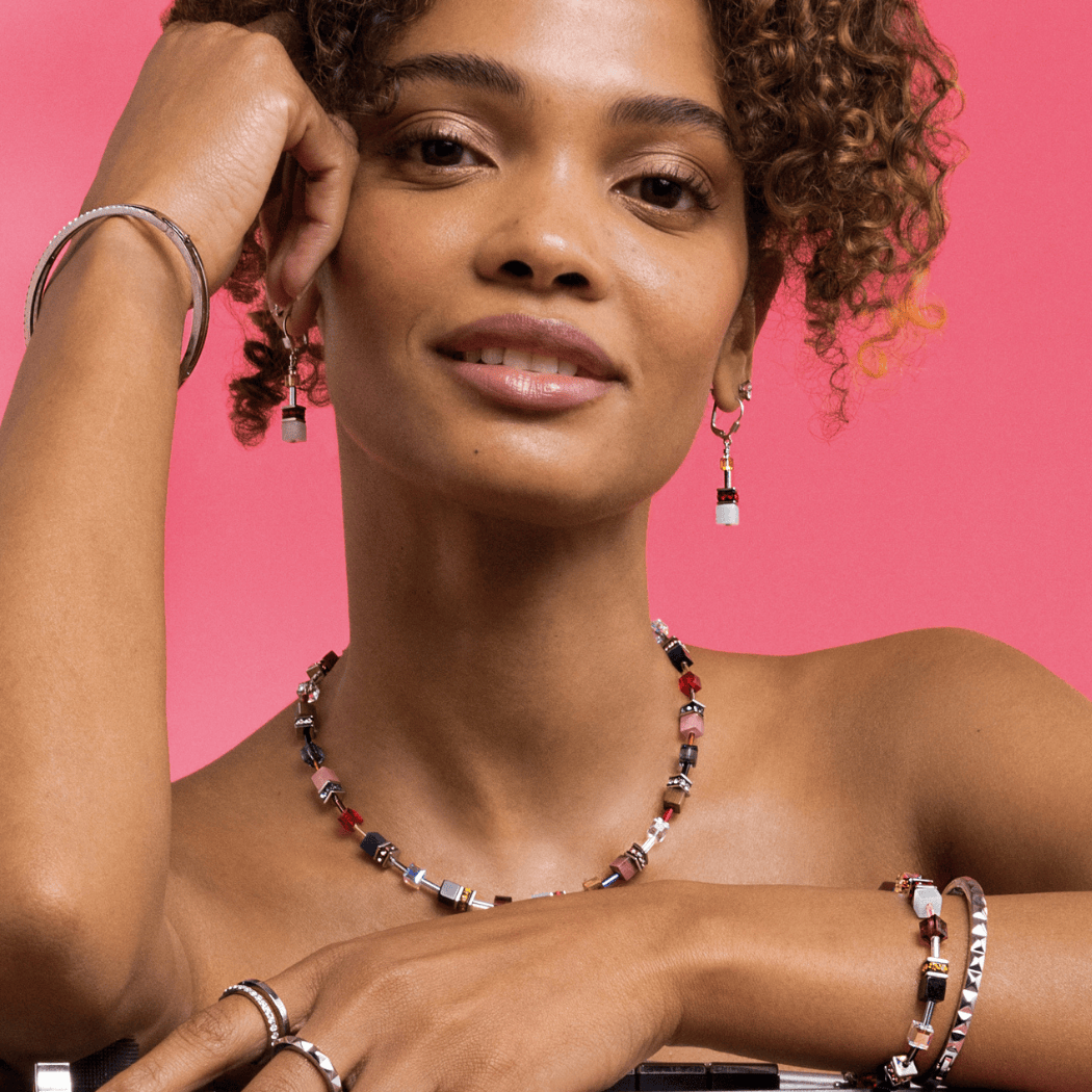 GeoCUBE® Iconic Ohrringe Love Energy silber von COEUR DE LION – am Modell getragen