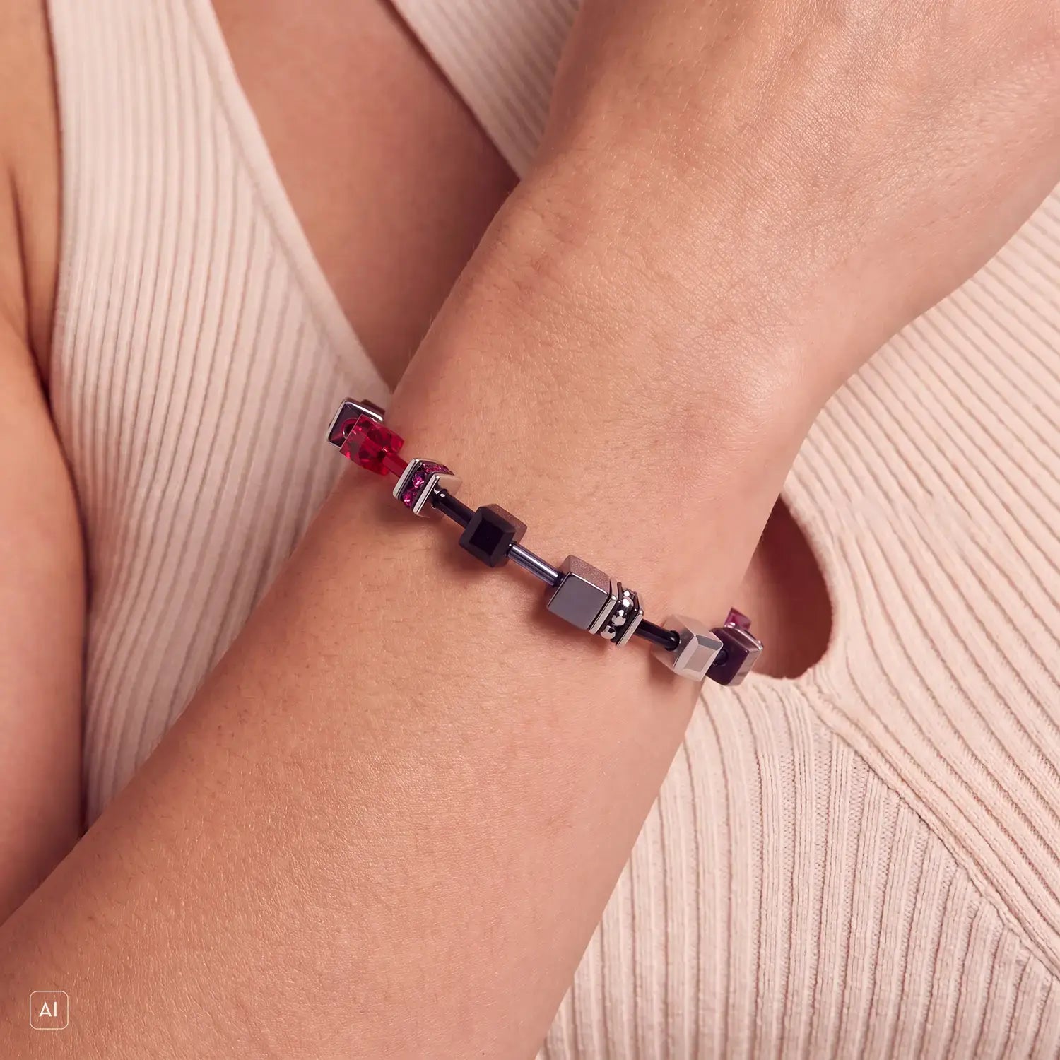 COEUR DE LION GeoCUBE® Iconic Armband Ruby Noir silber – am Model