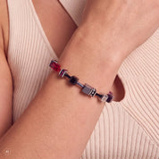 COEUR DE LION GeoCUBE® Iconic Armband Ruby Noir silber – am Model