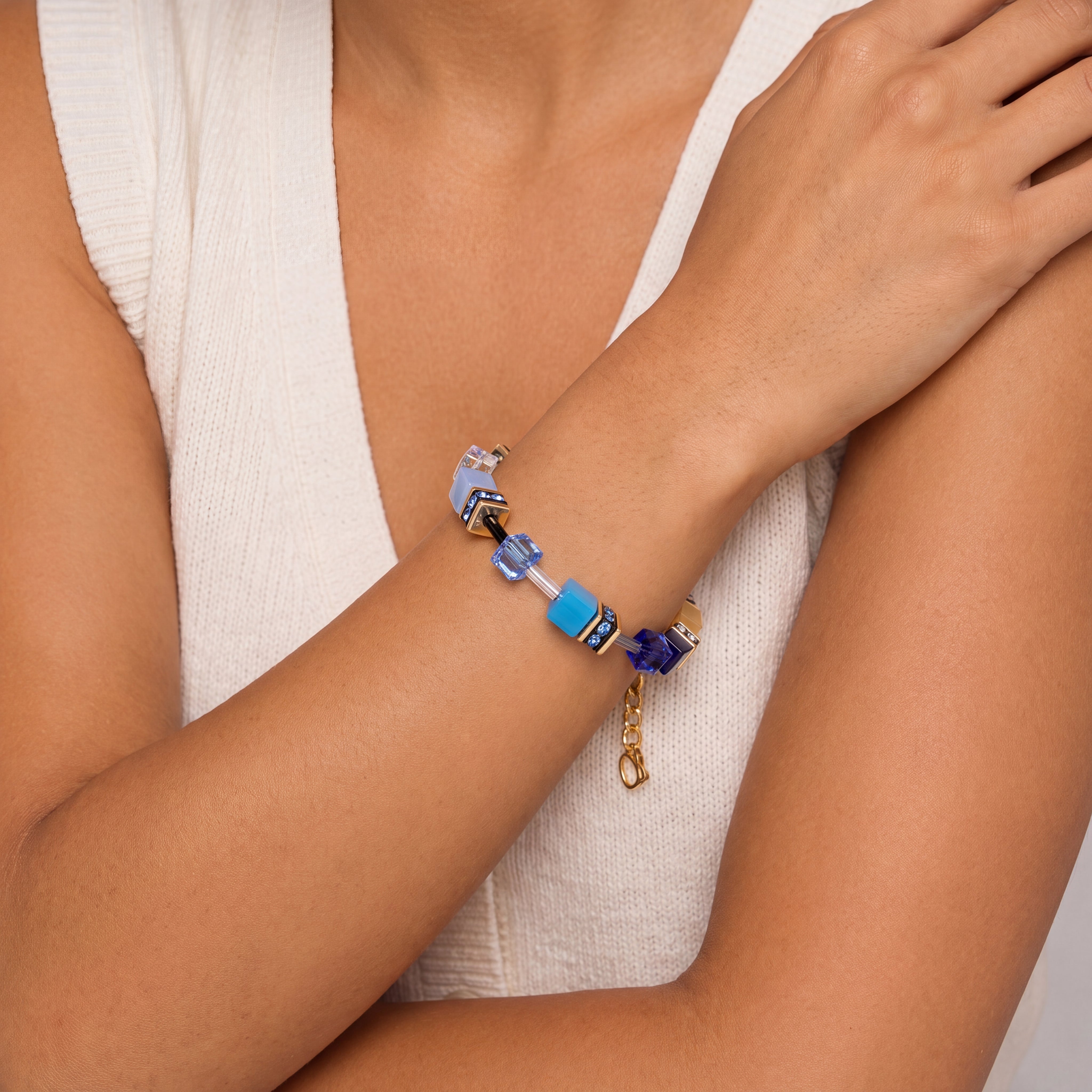 COEUR DE LION GeoCUBE® Iconic Armband Azure Glow gold – am Model