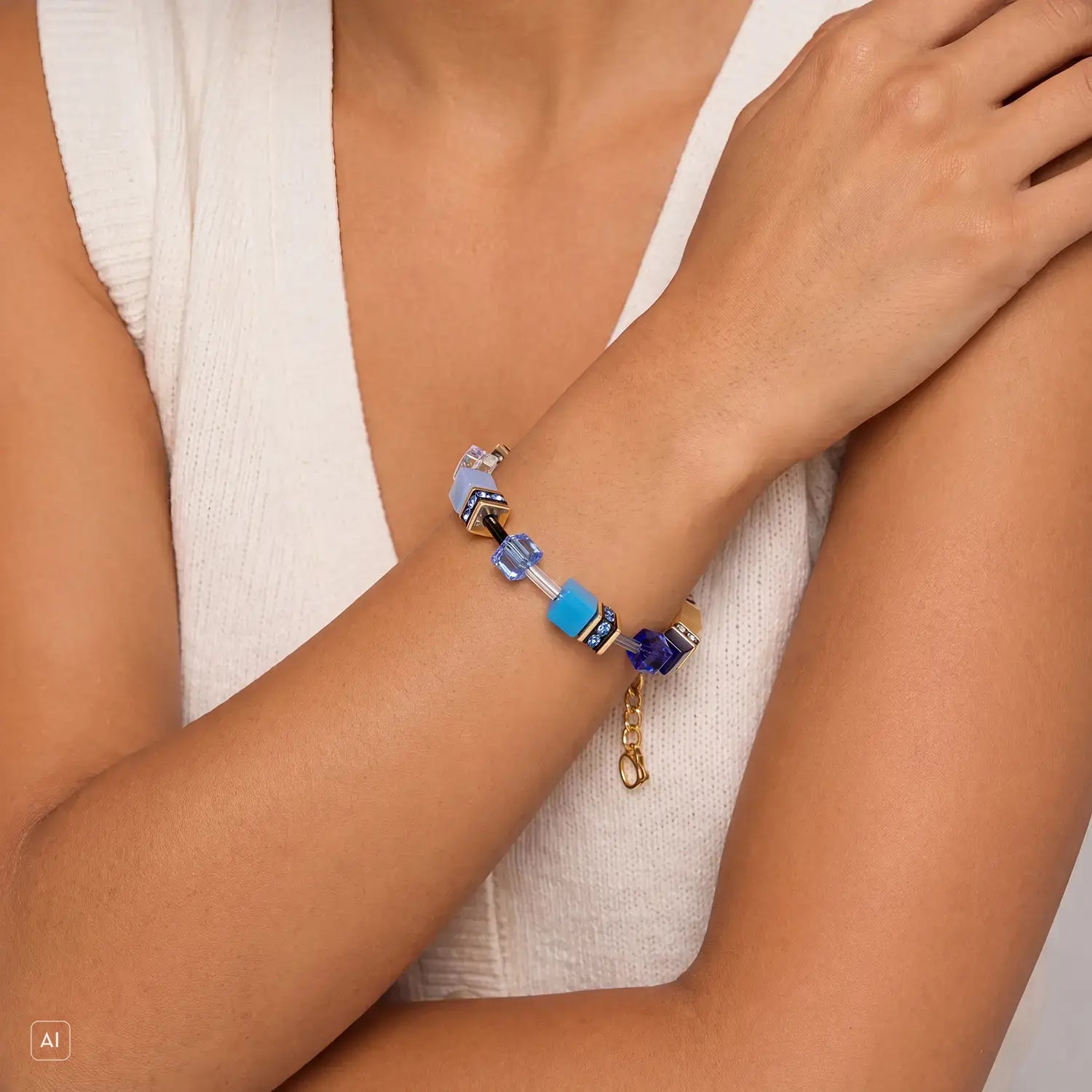 COEUR DE LION GeoCUBE® Iconic Armband Azure Glow gold – am Model
