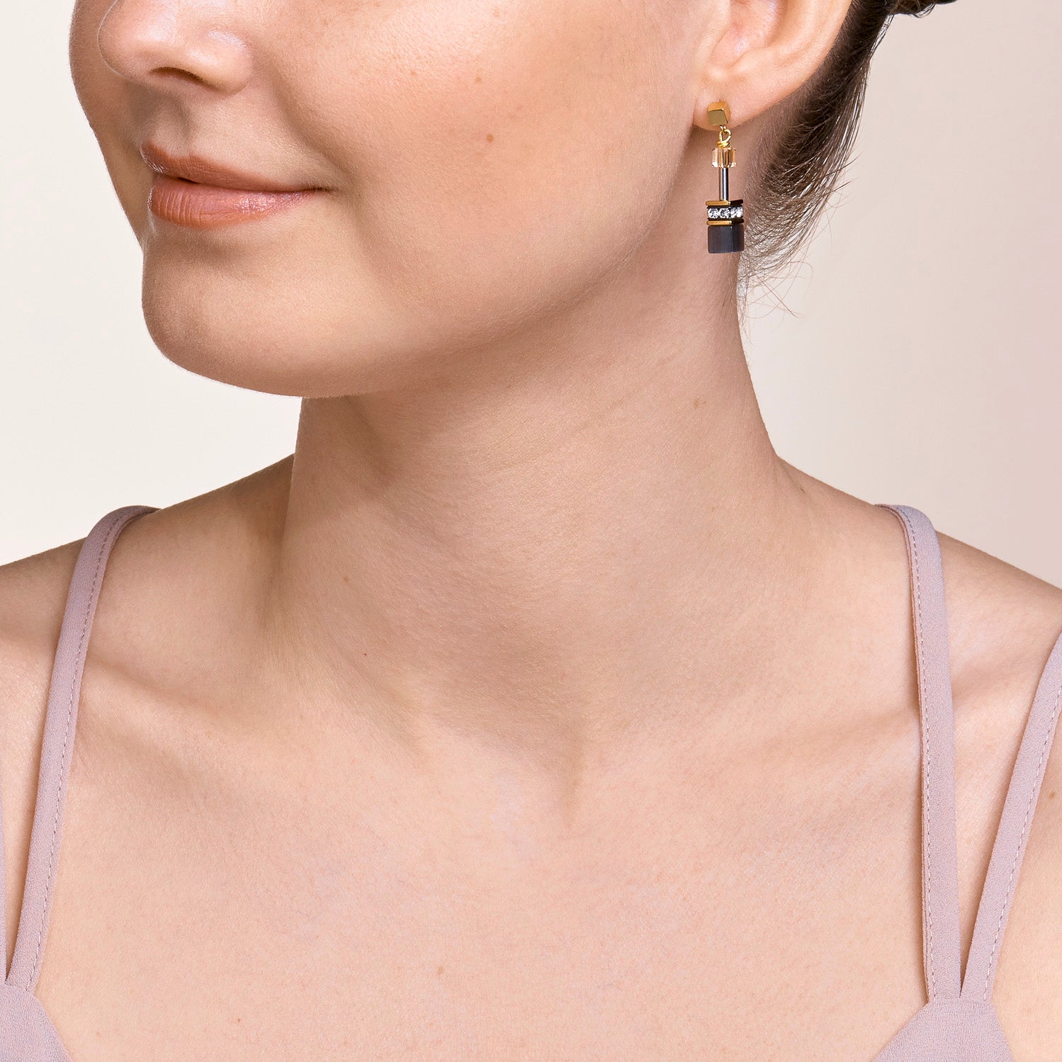 GEOCUBE® Ohrringe grau-gold von COEUR DE LION – am Modell getragen