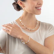 GeoCUBE® Iconic Nature Armband gold-weiß von COEUR DE LION – am Modell getragen