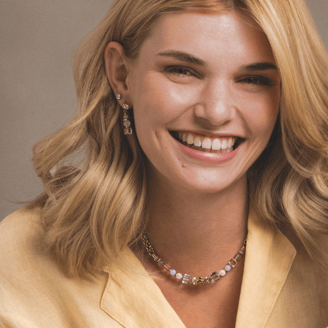 Ohrringe Cube Nexus gold-pastell von COEUR DE LION – am Modell getragen