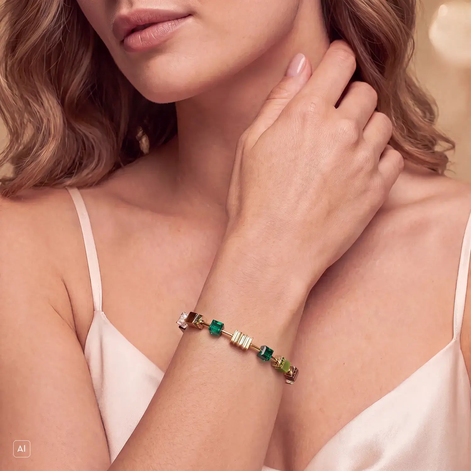 COEUR DE LION GeoCUBE® Iconic Wave Armband Forest gold – am Model